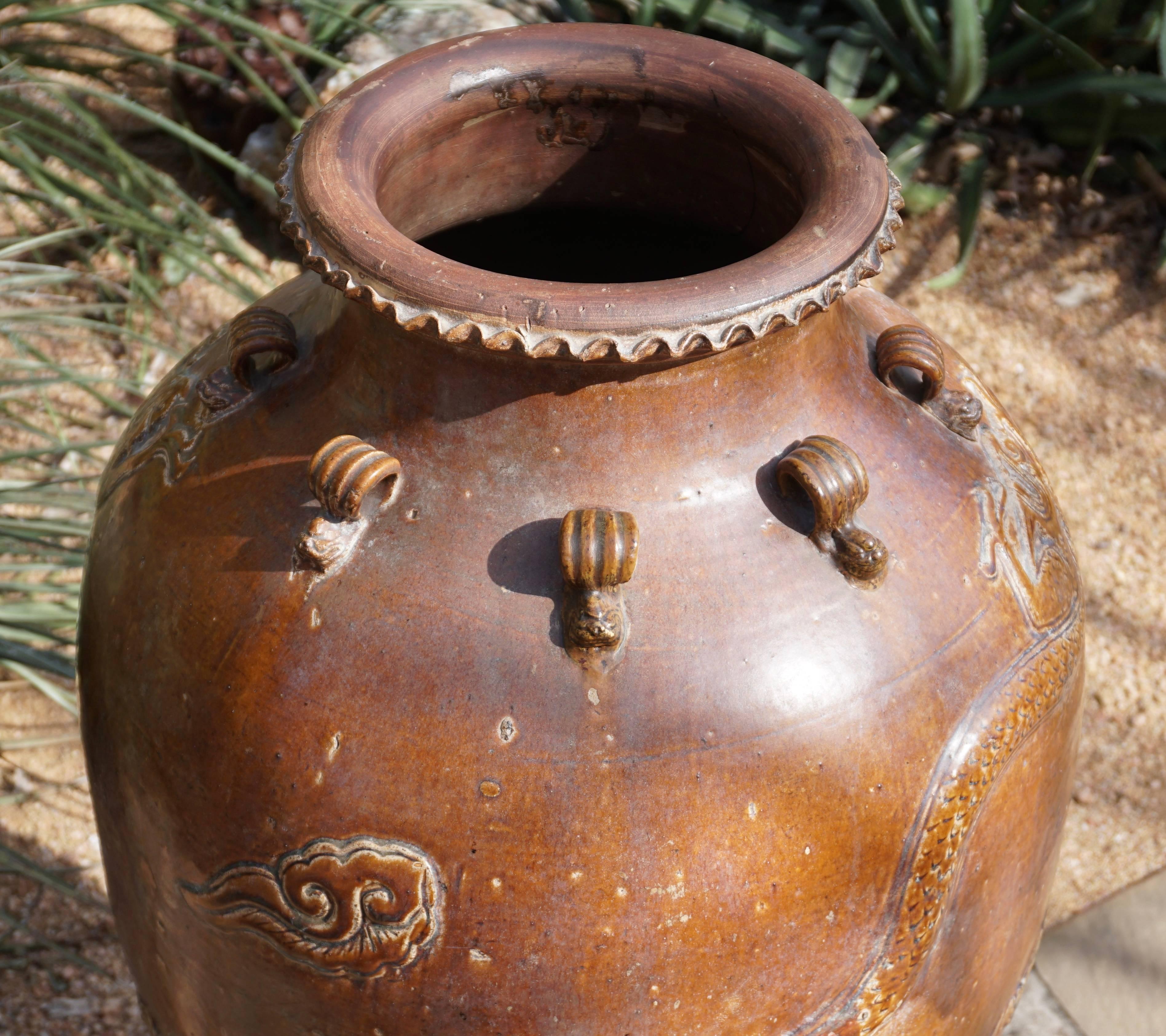 Smaltato Vaso di stoccaggio in gres cinese della dinastia Ming Martaban da 39 pollici con draghi in vendita