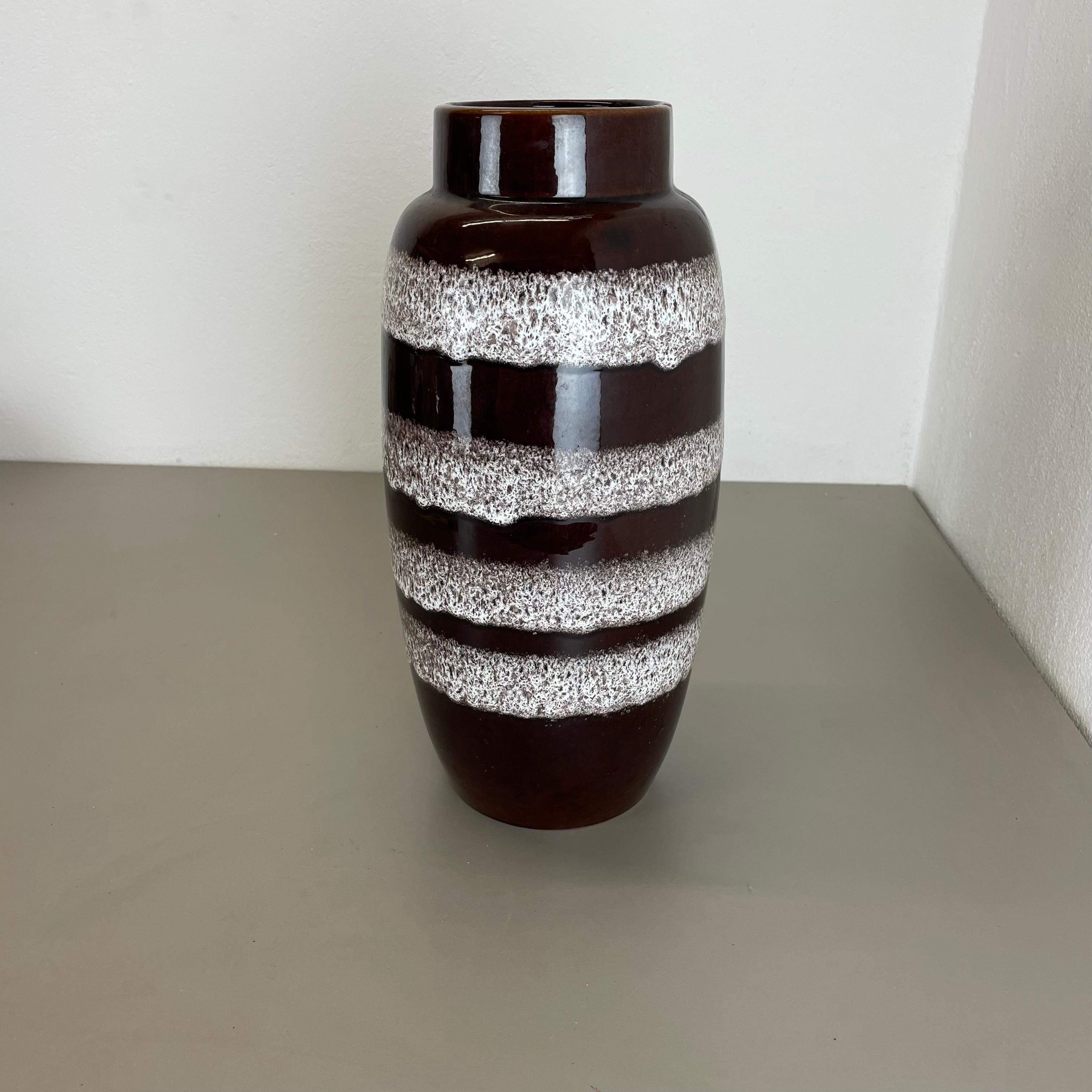 Artikel:

Fat Lava Art Vase extra große Version


Produzent:

Scheurich, Deutschland



Jahrzehnt:

1970s


Beschreibung:

Diese originelle Vintage-Vase wurde in den 1970er Jahren in Deutschland hergestellt. Sie ist aus Keramik in Fettlava-Optik mit
