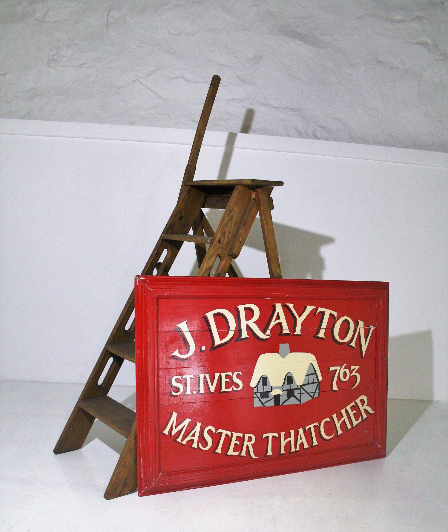 Ein schönes altes handgemaltes Schild J.Drayton Master Thatcher of St. Ives.
Bekannt für seine Surfstrände und malerischen Küstendörfer mit strohgedeckten Häusern, erinnert dieses Stück an das einfache Leben vor dem Zeitalter der Mobiltelefone und