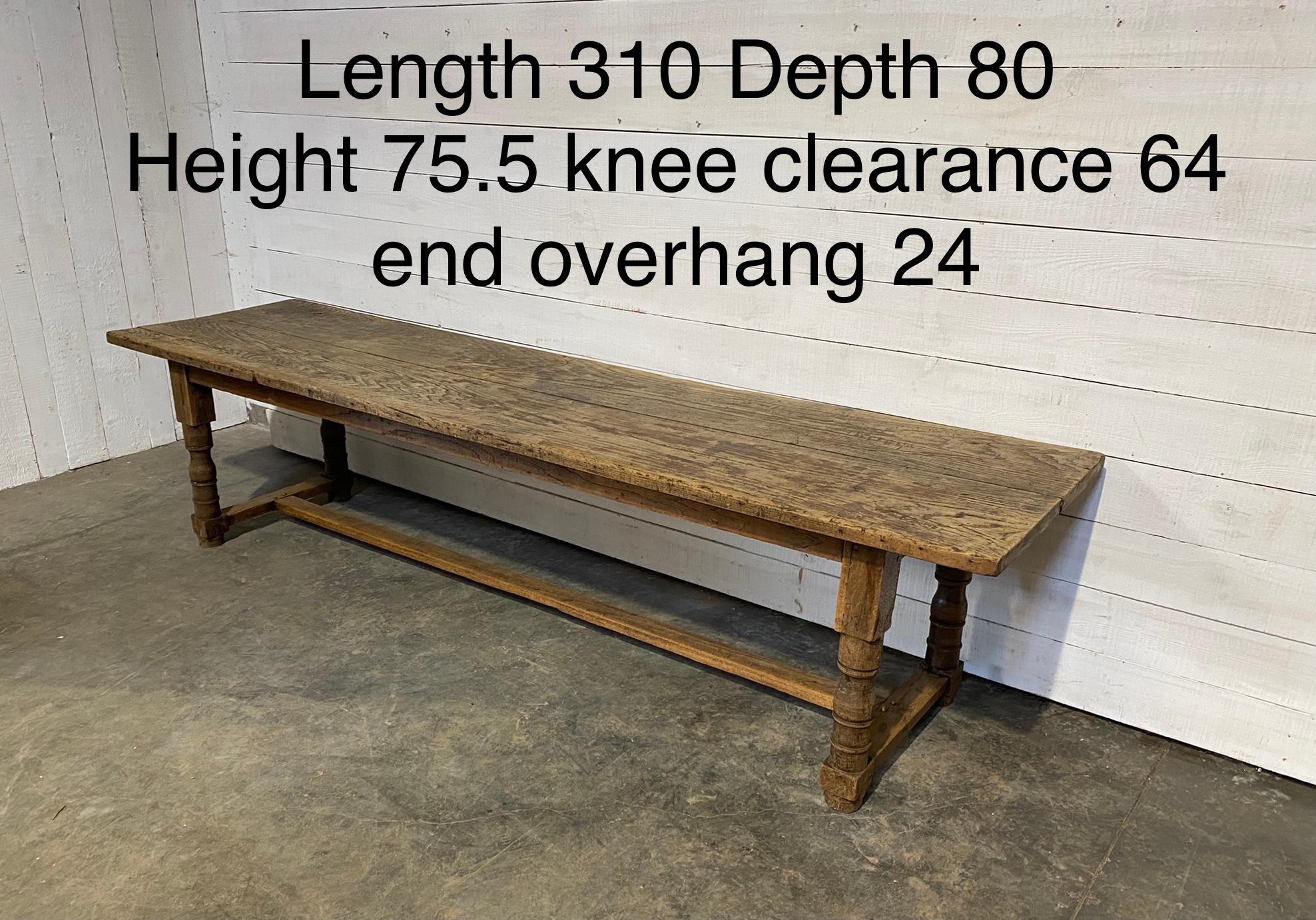Nous avons le plaisir de vous proposer cette grande table de ferme en chêne datant du 18ème siècle et ayant un plateau à deux planches. Construit avec des chevilles, il présente une belle patine due à des années de vieillissement. Nous l'avons