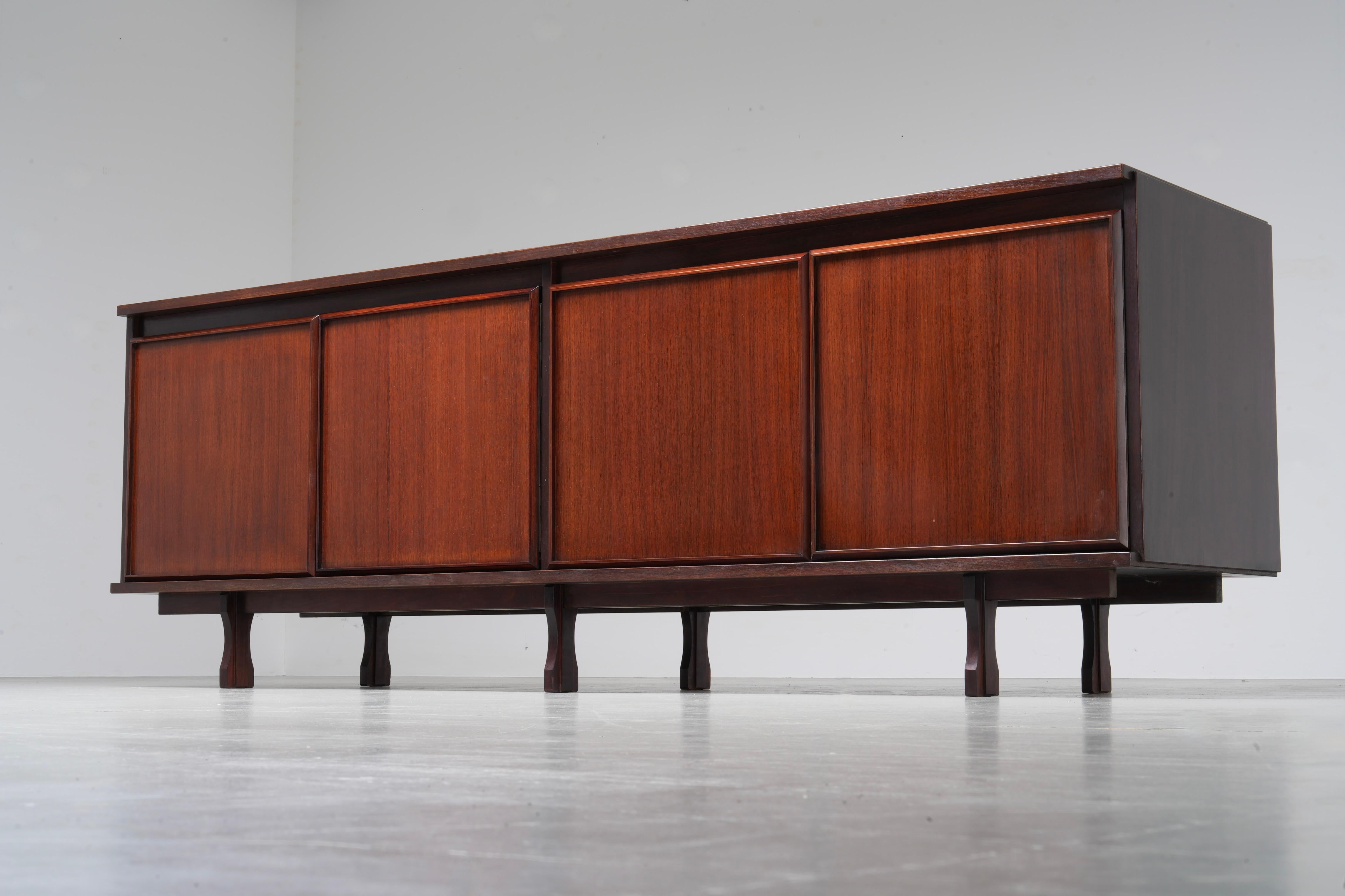Grande credenza a 4 ante in mogano e teak, Italia, anni '60


Questa squisita credenza italiana della metà del secolo scorso è la testimonianza di un artigianato raffinato e di un design senza tempo. Realizzato in rovere americano e teak, presenta