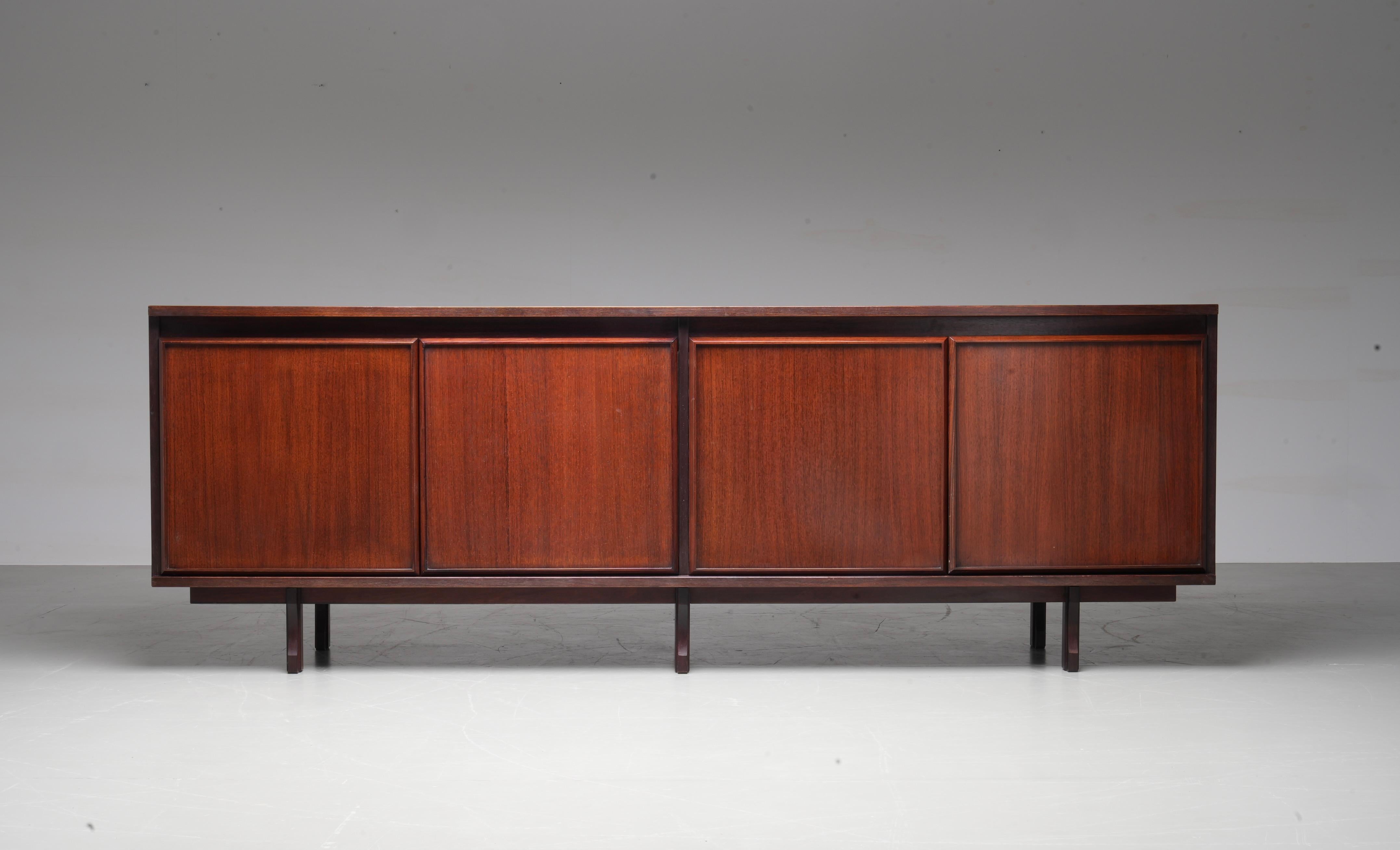 Italiano Grande credenza a 4 ante in Oak e Teak, Italia, anni '60 in vendita