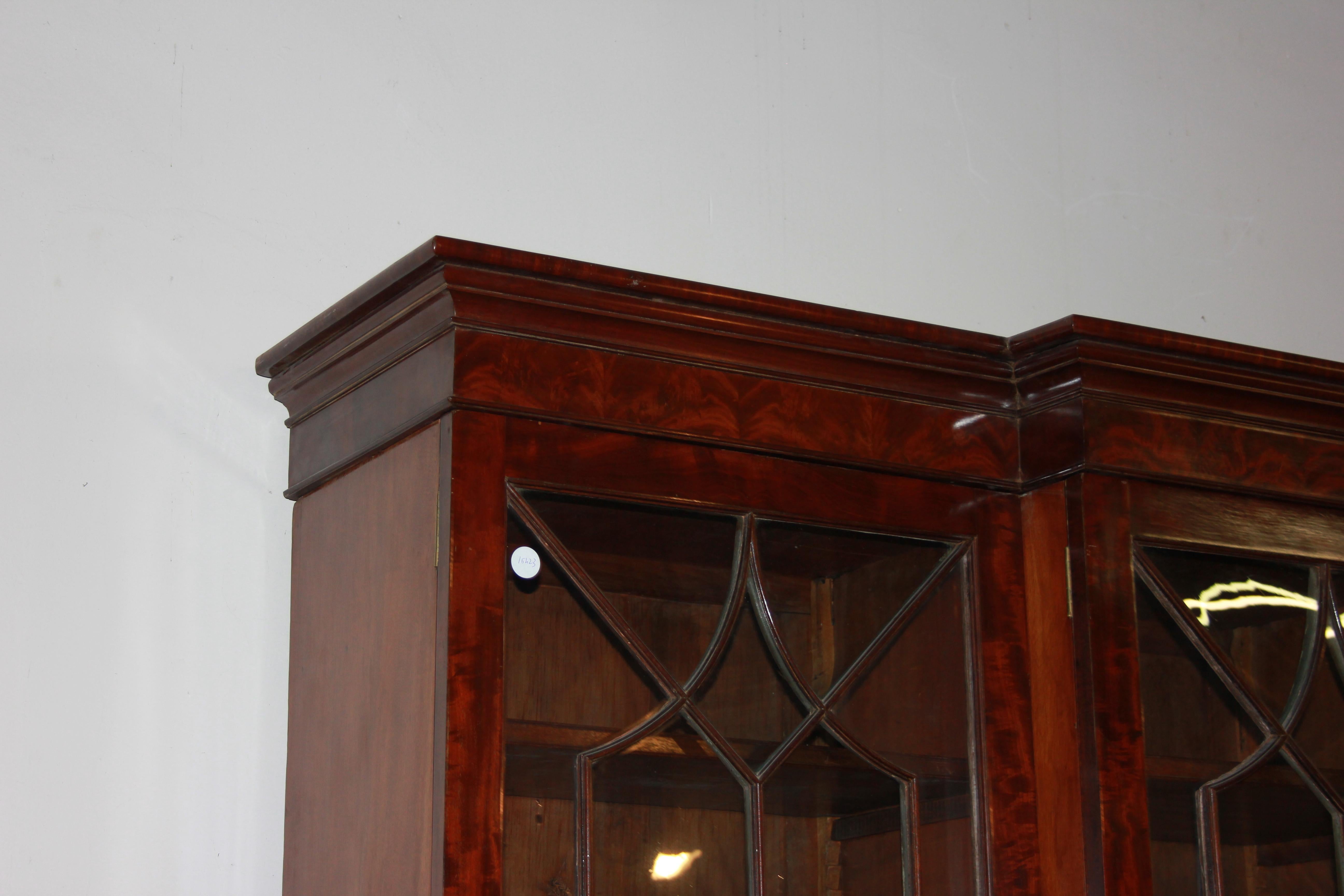 Grande bibliothèque anglaise du milieu des années 1800, de style Regency, en bois d'acajou et plumes d'acajou. Il comporte 4 portes vitrées, 4 portes fermées et est équipé de tiroirs au centre.

Origine : Angleterre

Époque : Milieu des années