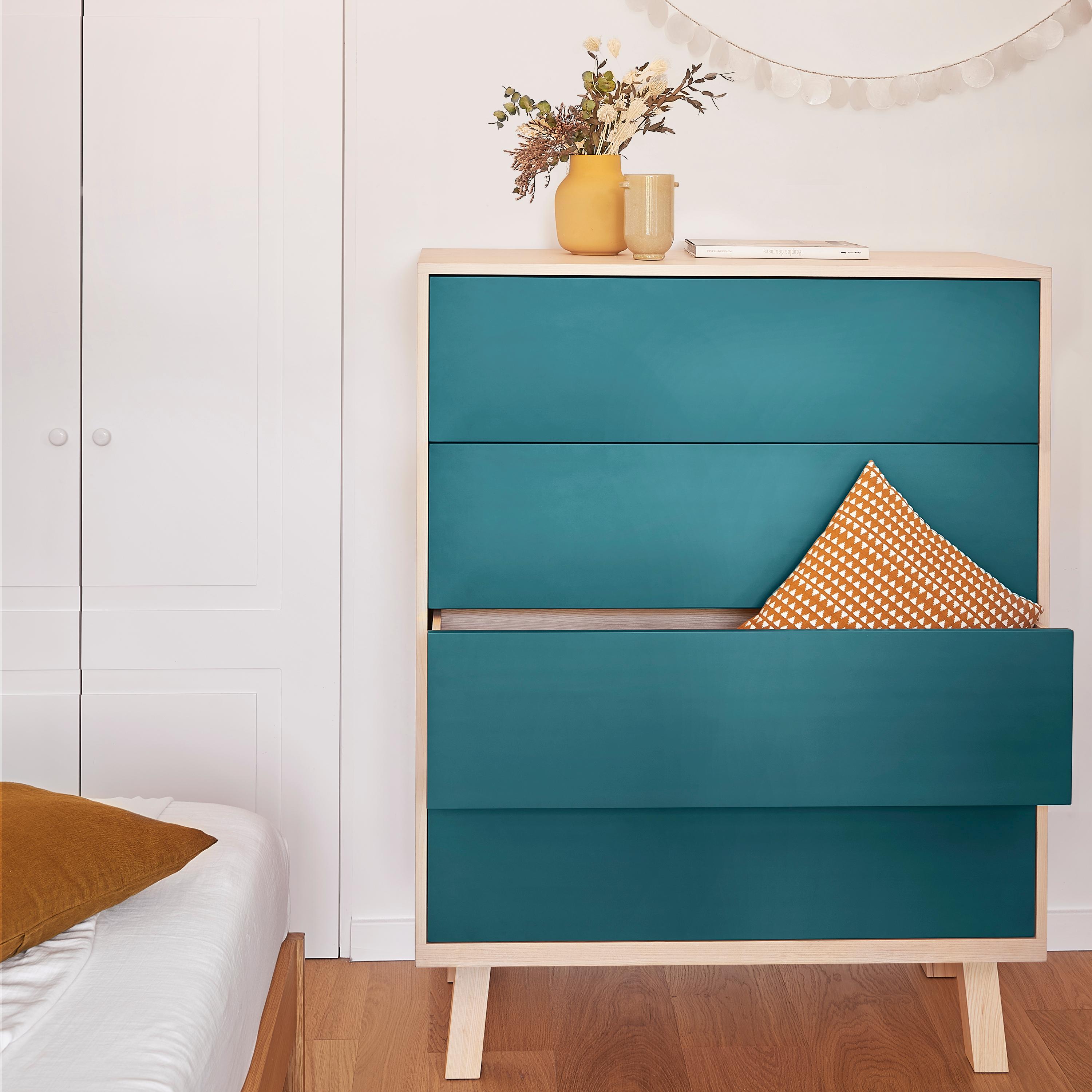 Questa grande cassettiera a 4 cassetti è presentata in legno di frassino e disponibile anche in Wood Oak. 

Non è necessario alcun assemblaggio da parte tua, i nostri mobili sono completamente montati nel nostro laboratorio. 

I 4 cassetti si aprono