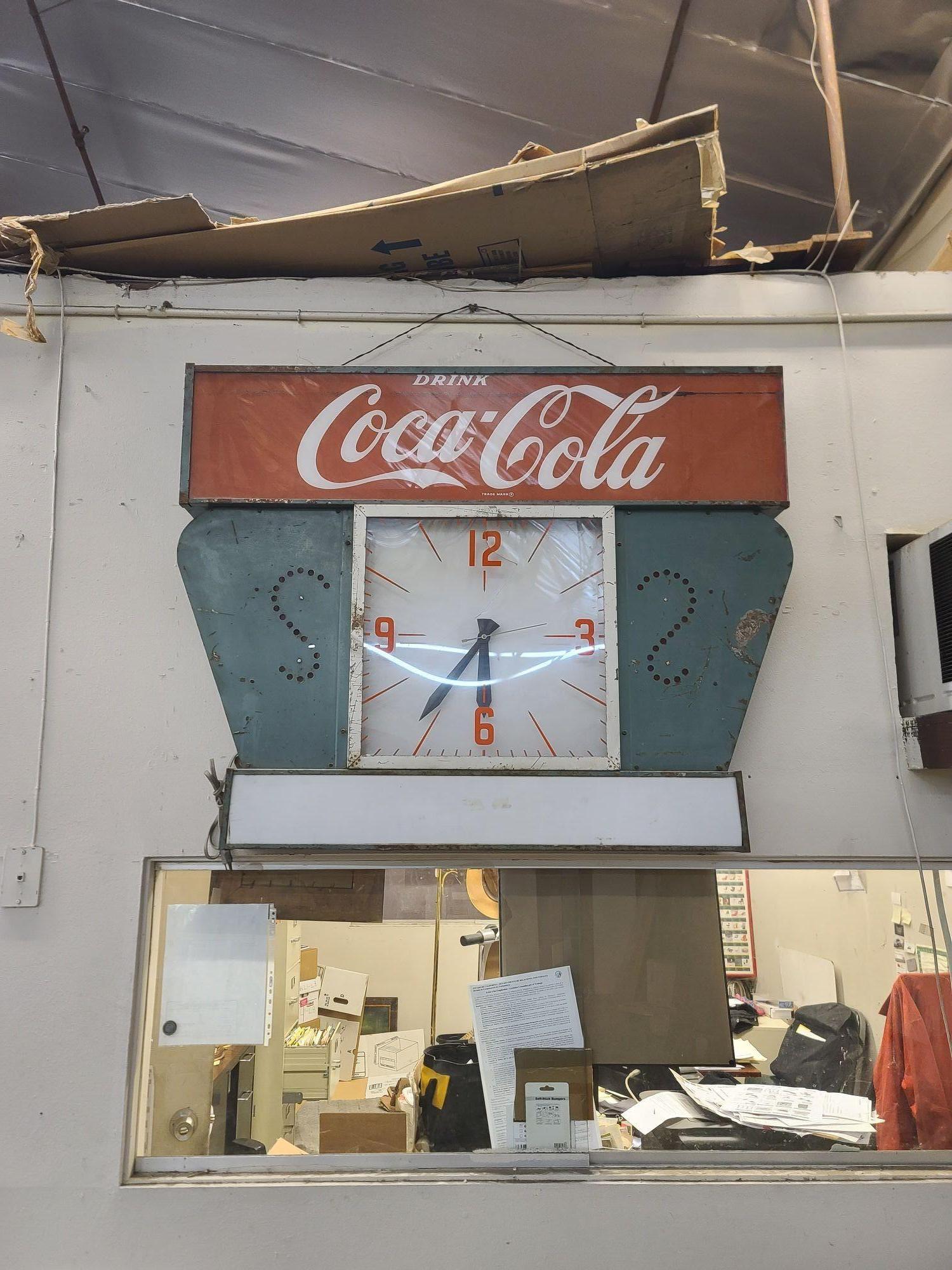 Versetzen Sie sich in die 1950er Jahre mit dieser kultigen 4' hohen Coca-Cola Collectible Wall Clock. Das perfekt gearbeitete nostalgische Meisterwerk versprüht Vintage-Charme. Das klassische Coca-Cola-Logo und das Retro-Design erwecken den Geist