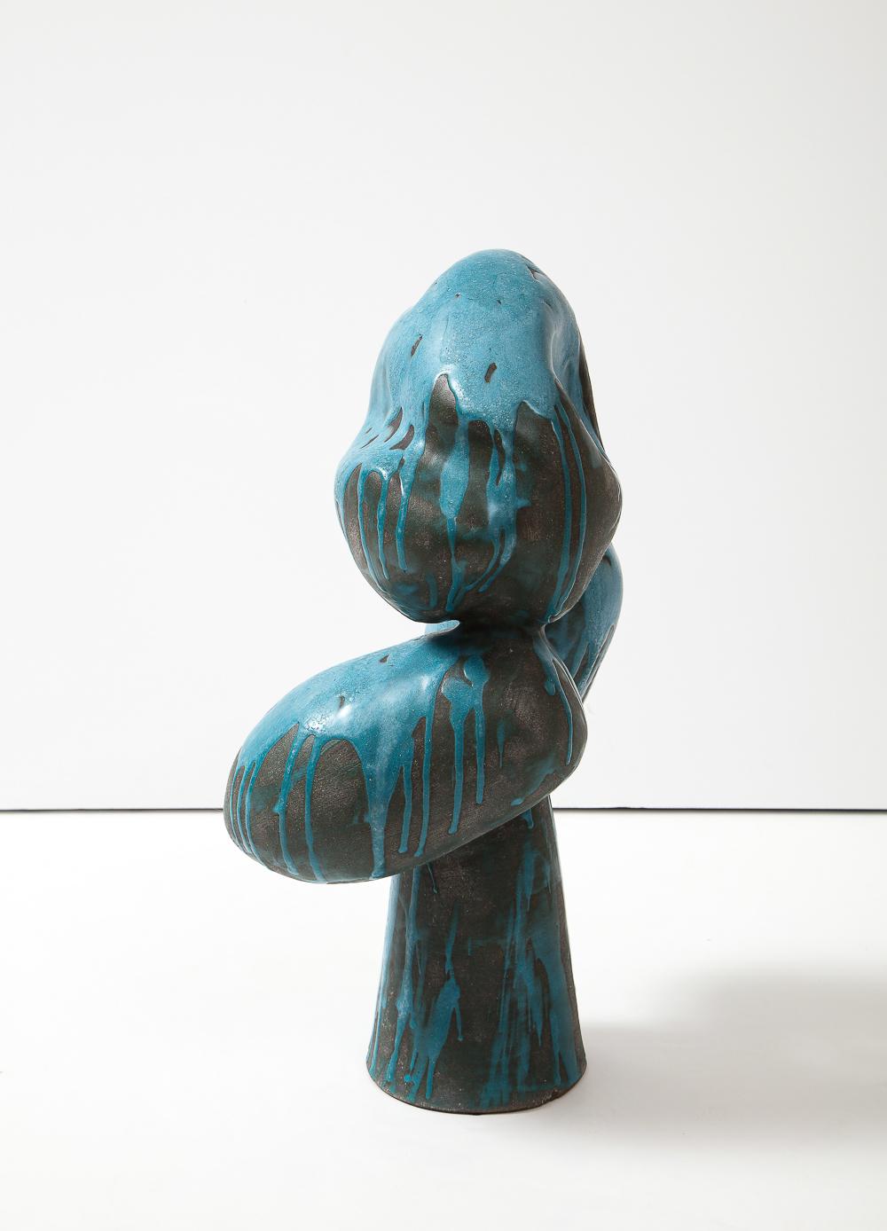 Keramik glasiert. Assemblage-Skulptur mit 3 organischen Formen, die auf einem konischen Sockel balancieren. Schwarzer Ton, der mit türkisfarbener Glasur beträufelt ist. Künstler - signiert auf der Unterseite.