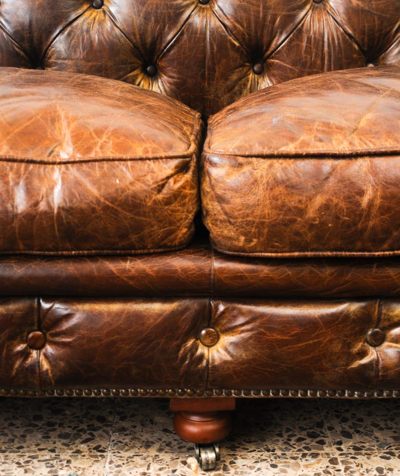 Vintage Large 4-Sitzer Chester Sofa circa 1970er Jahre
Bequem und in sehr gutem Zustand mit seiner schönen gealterten Lederpatina.
Einzigartige Beine aus Holz und Messing mit Rädern.

APPROX. ABMESSUNGEN:
Breite 250cm (98.43in.)
Tiefe 90cm