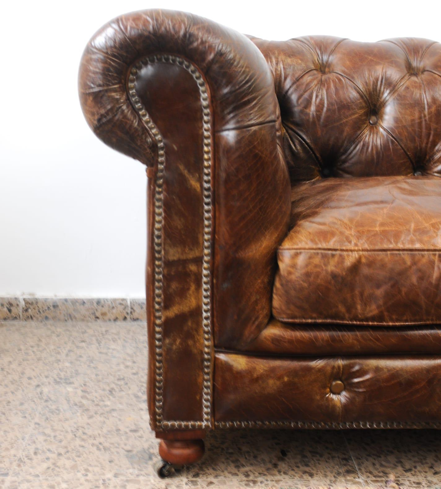 Anglais Grand canapé 4 places en cuir vieilli Chester en vente