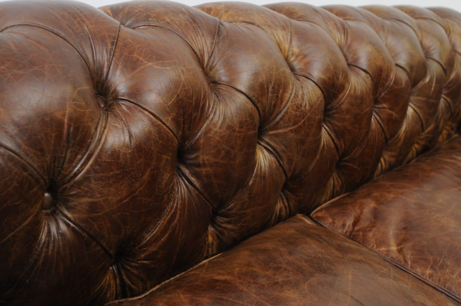 Large 4-seater Aged Leather Chester Sofa In Good Condition For Sale In PEGO, ES