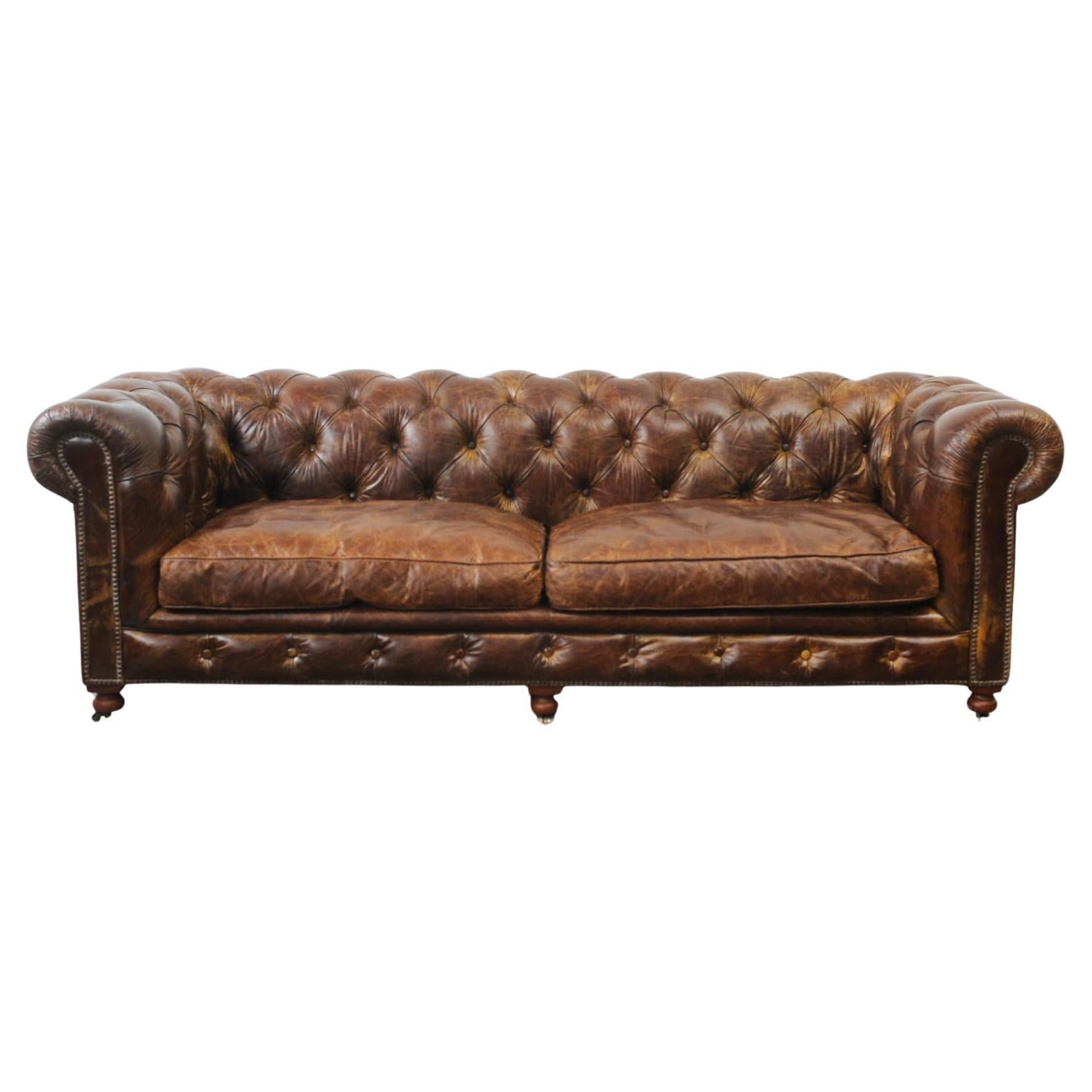 Grand canapé 4 places en cuir vieilli Chester en vente