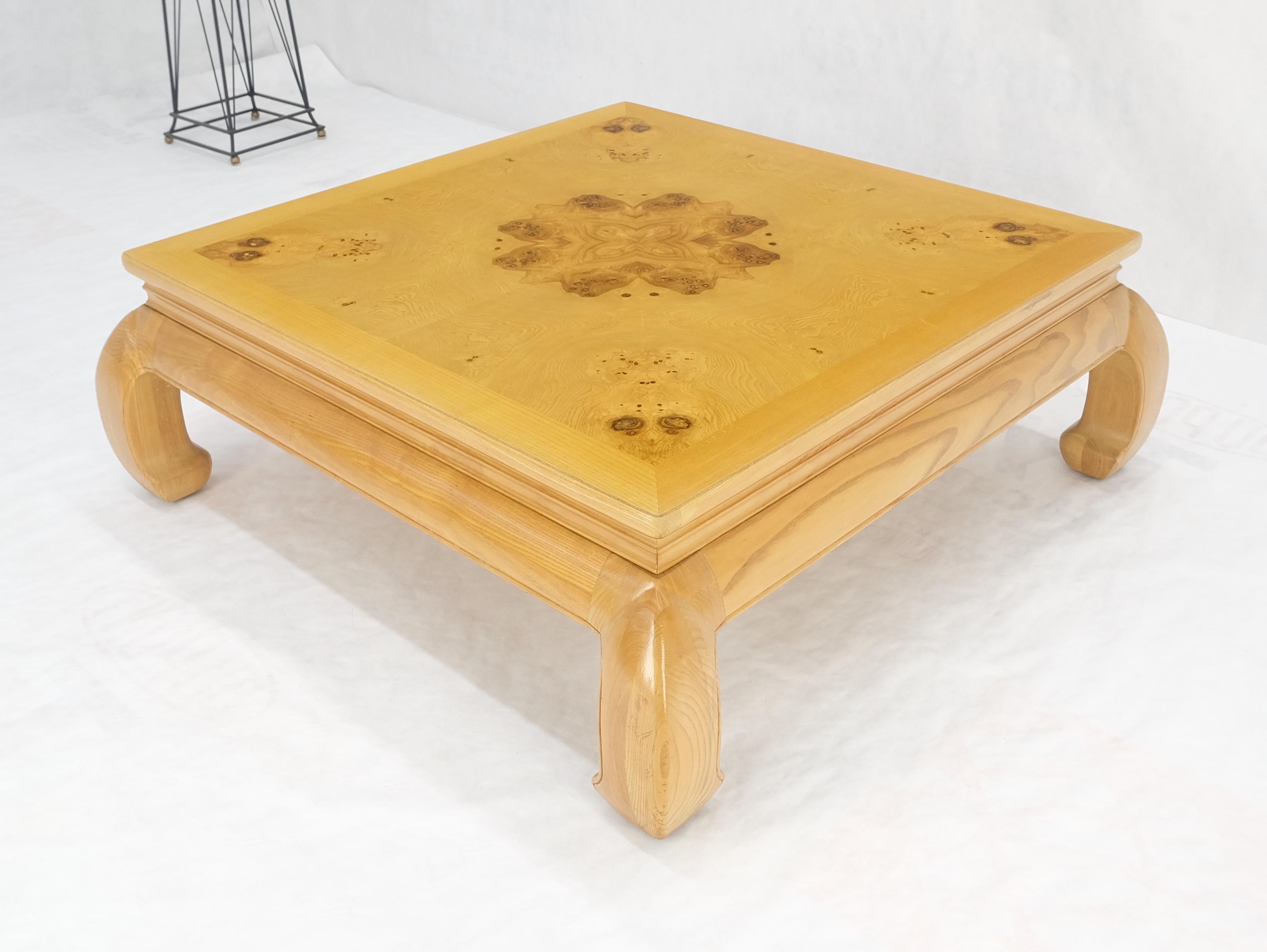 Broussin Grande table basse chinoise 4' Square Burl Wood Top Massive Legs Oriental Coffee Center Table en vente