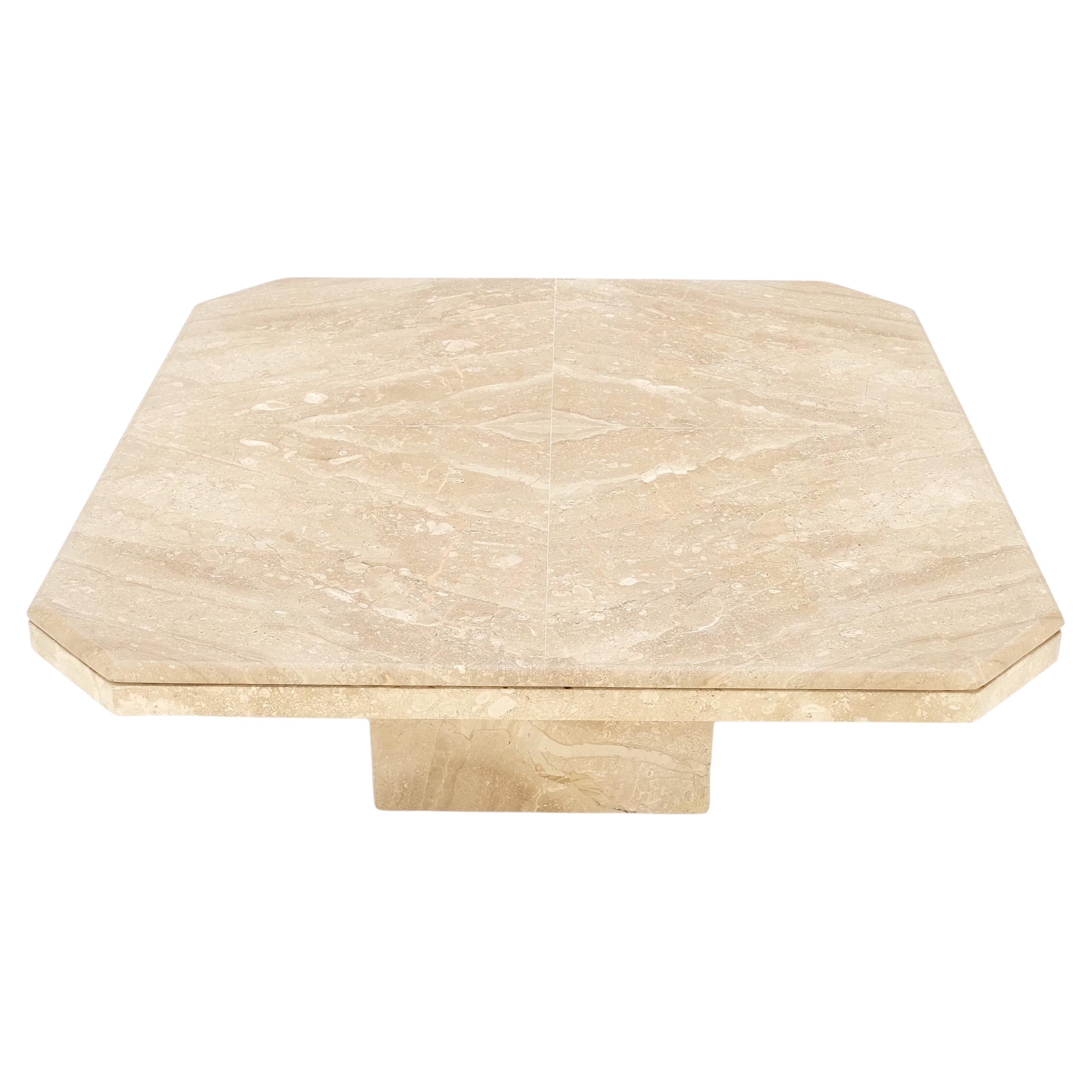 Grande table basse carrée 40"" à piédestal unique avec coins coupés, style italien du milieu du siècle.