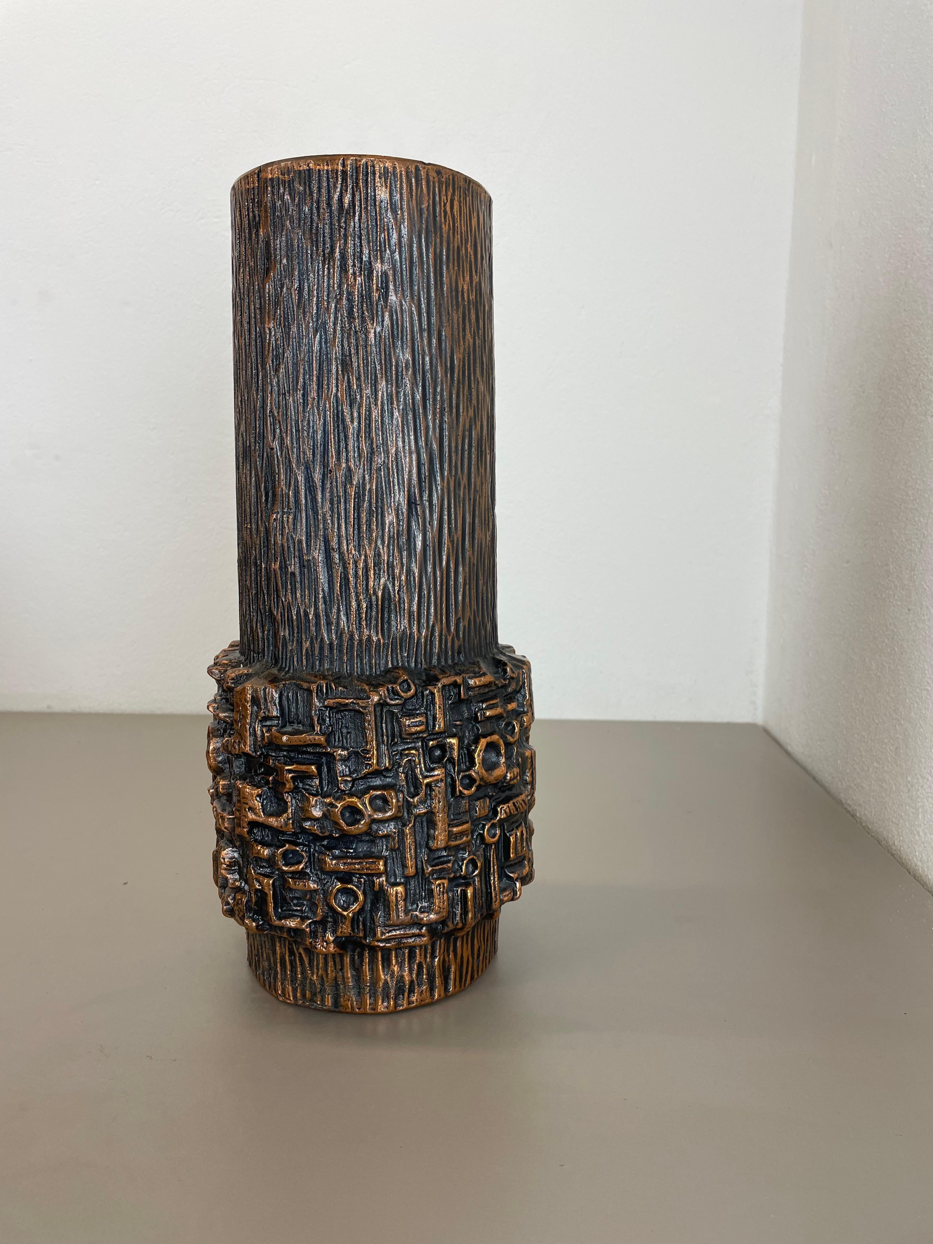 Article: Brutalist vase object

Origin: Germany

Material: Solid metal, probably a copper mixture  weight: 6,7kg

Decade: 1970s

Description: This original vintage vase, was produced in the 1970s in Germany. It is made of solid metal, and has a