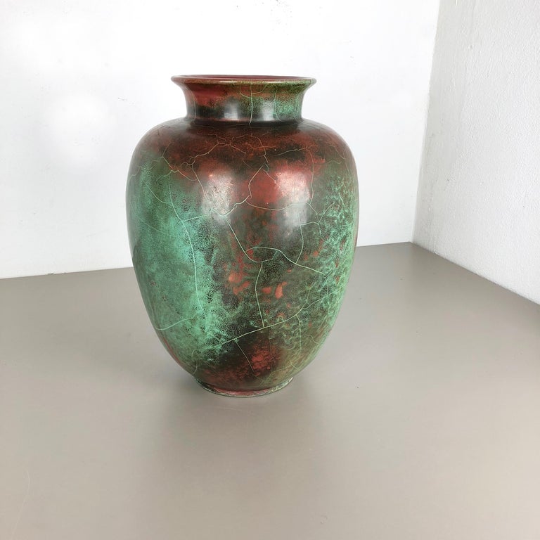 Article:

Ceramic stoneware vase


Designer and producer:

Richard Uhlemeyer (born October 3, 1900 in Göttingen, November 4, 1954, according to other information November 7, 1954, in Hannover) was a German craftsman, entrepreneur and from