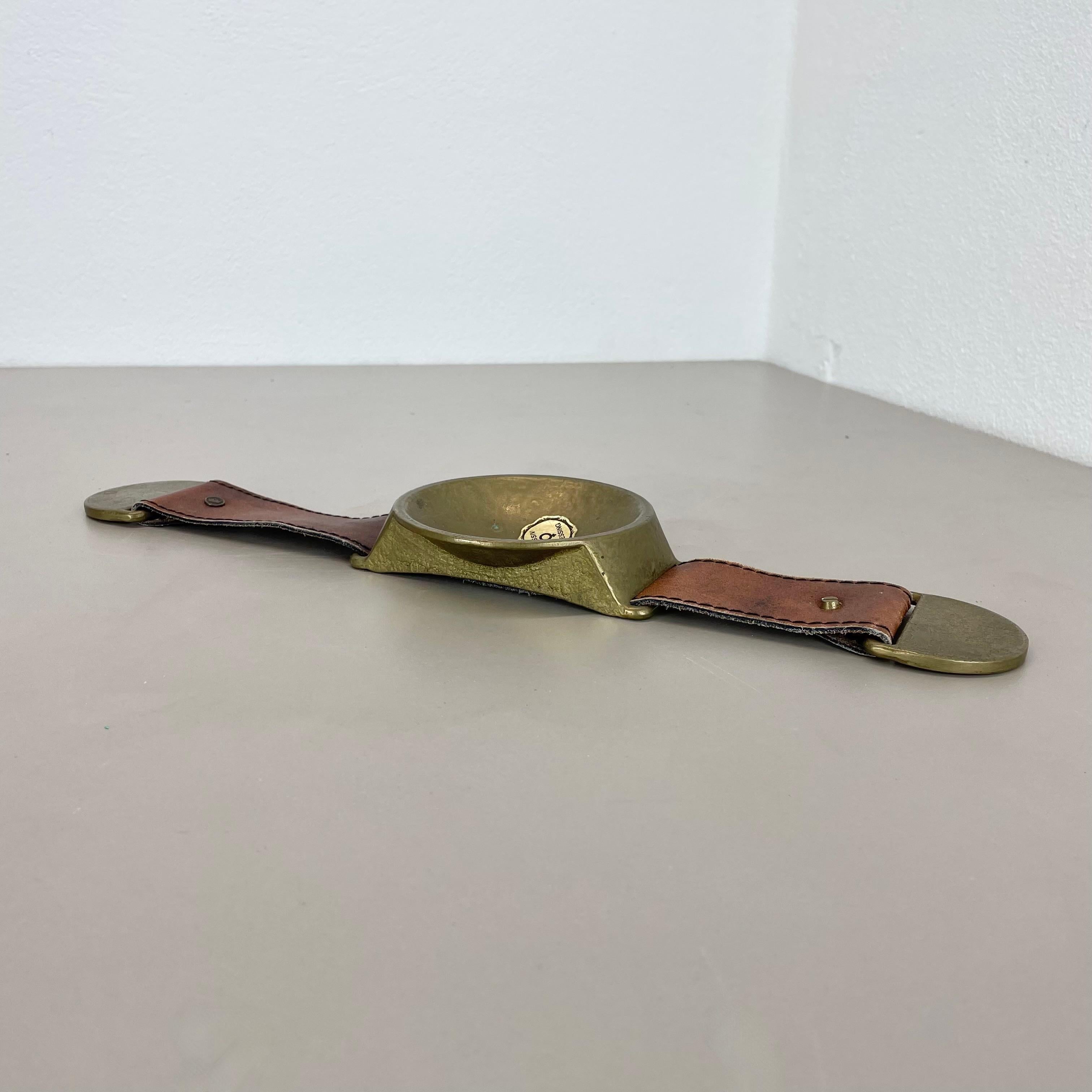 Artikel:

Ashray-Element aus Messing und Leder


Herkunft:

Deutschland 


MATERIAL:

Messing und Leder


Beschreibung:

Wunderschönes Aschenbecherelement, hergestellt in Deutschland in den 1970er Jahren. Dieses Element ist aus Messing und Leder