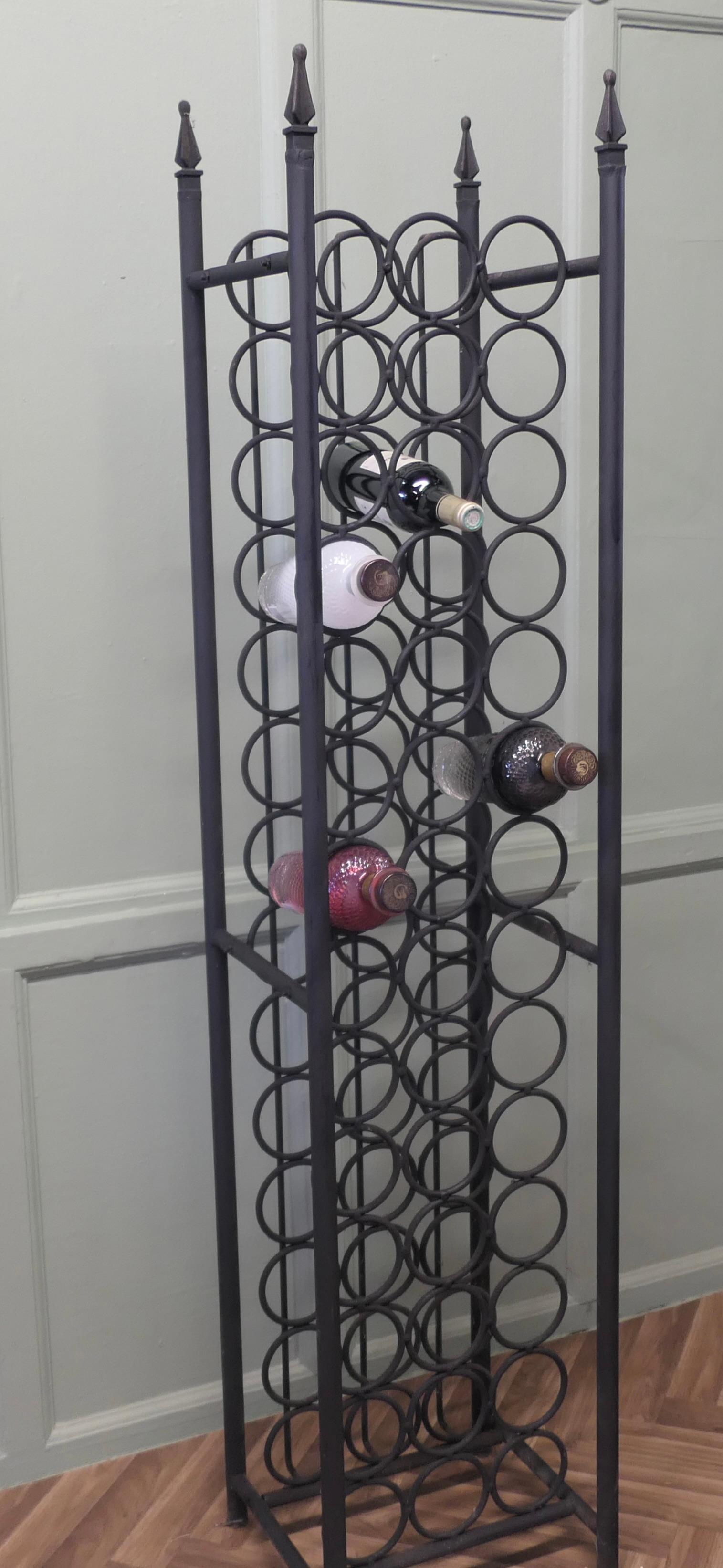 Néo-gothique Grand casier à vin en fer de 42 bouteilles d'aspect gothique  Une pièce très utile en vente