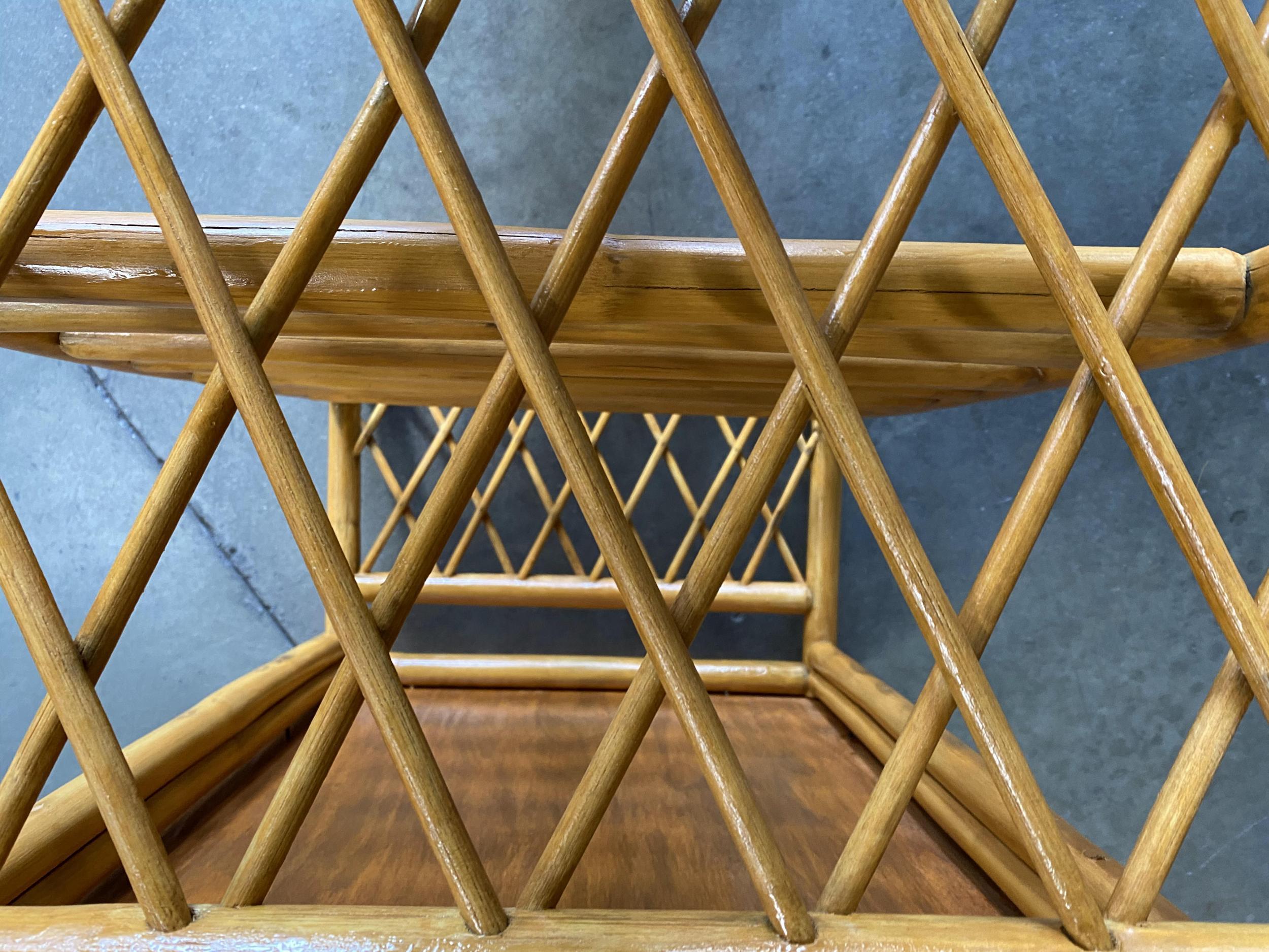Milieu du XXe siècle Grande table basse rectangulaire en rotin avec latéral à maillons en diamant en vente