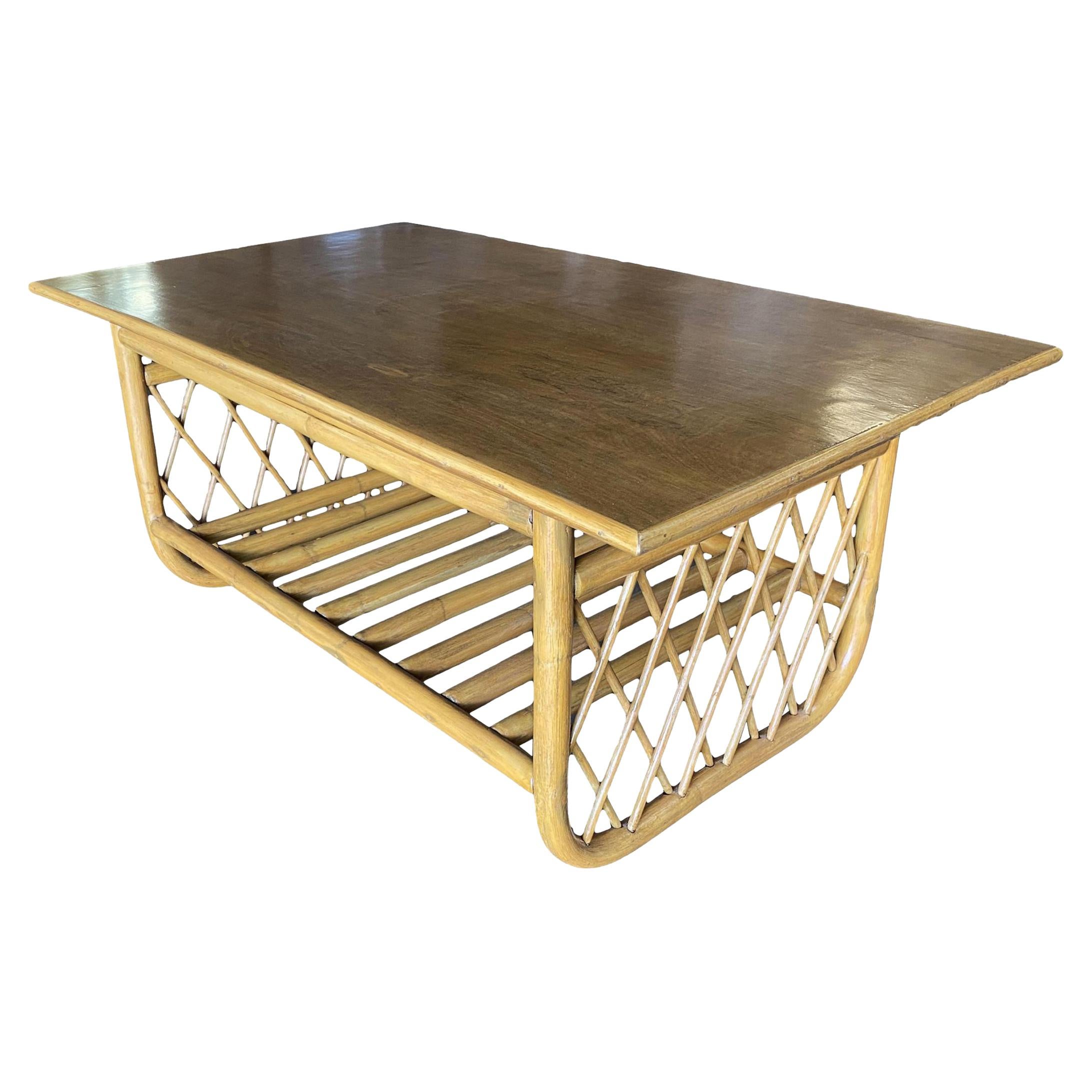 Grande table basse rectangulaire en rotin avec latéral à maillons en diamant en vente