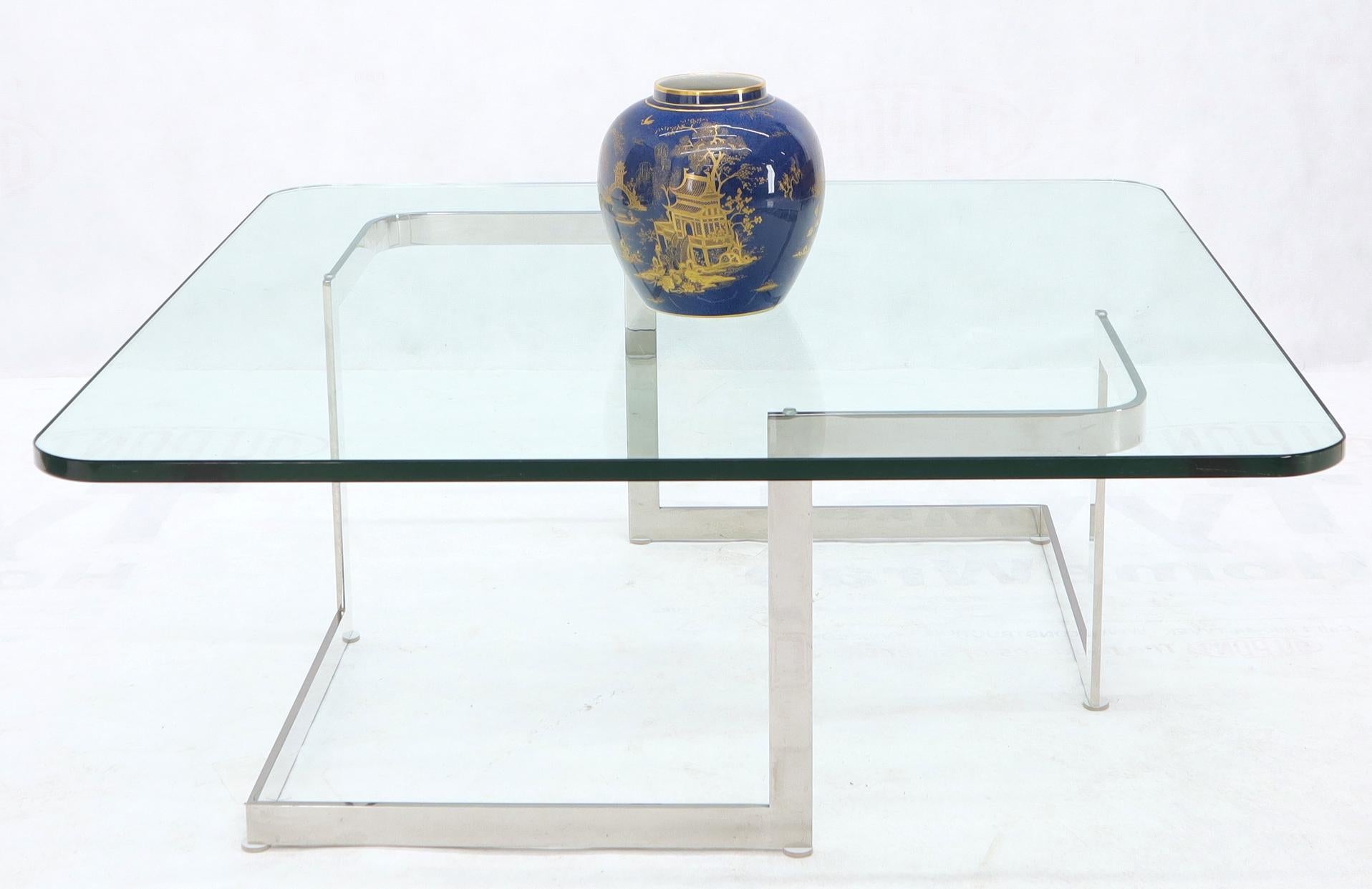 Table basse moderne du milieu du siècle avec base chromée et plateau en verre de 3/4