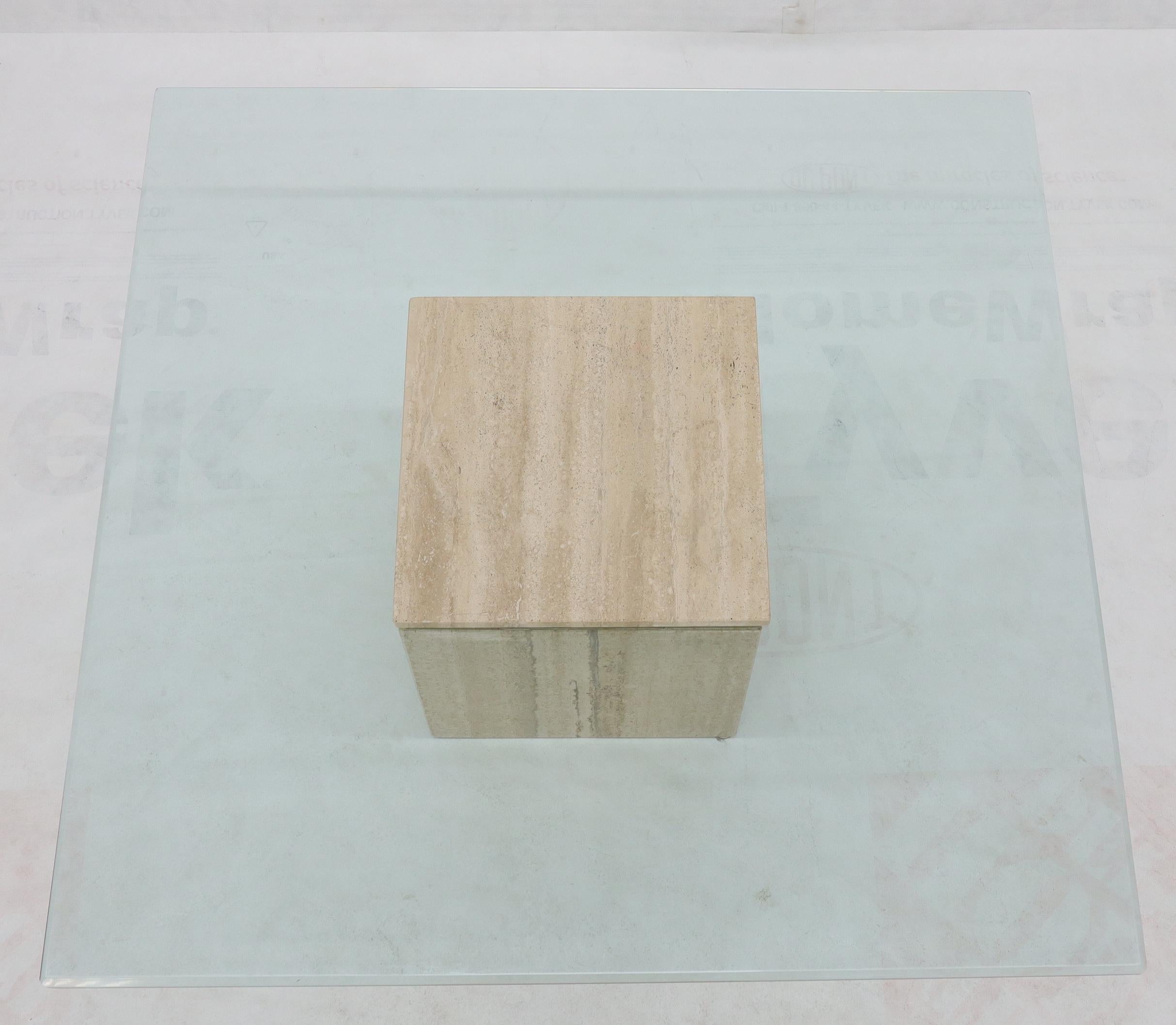 Mid-Century Modern Grande table basse carrée à base de travertin et plateau de verre en vente