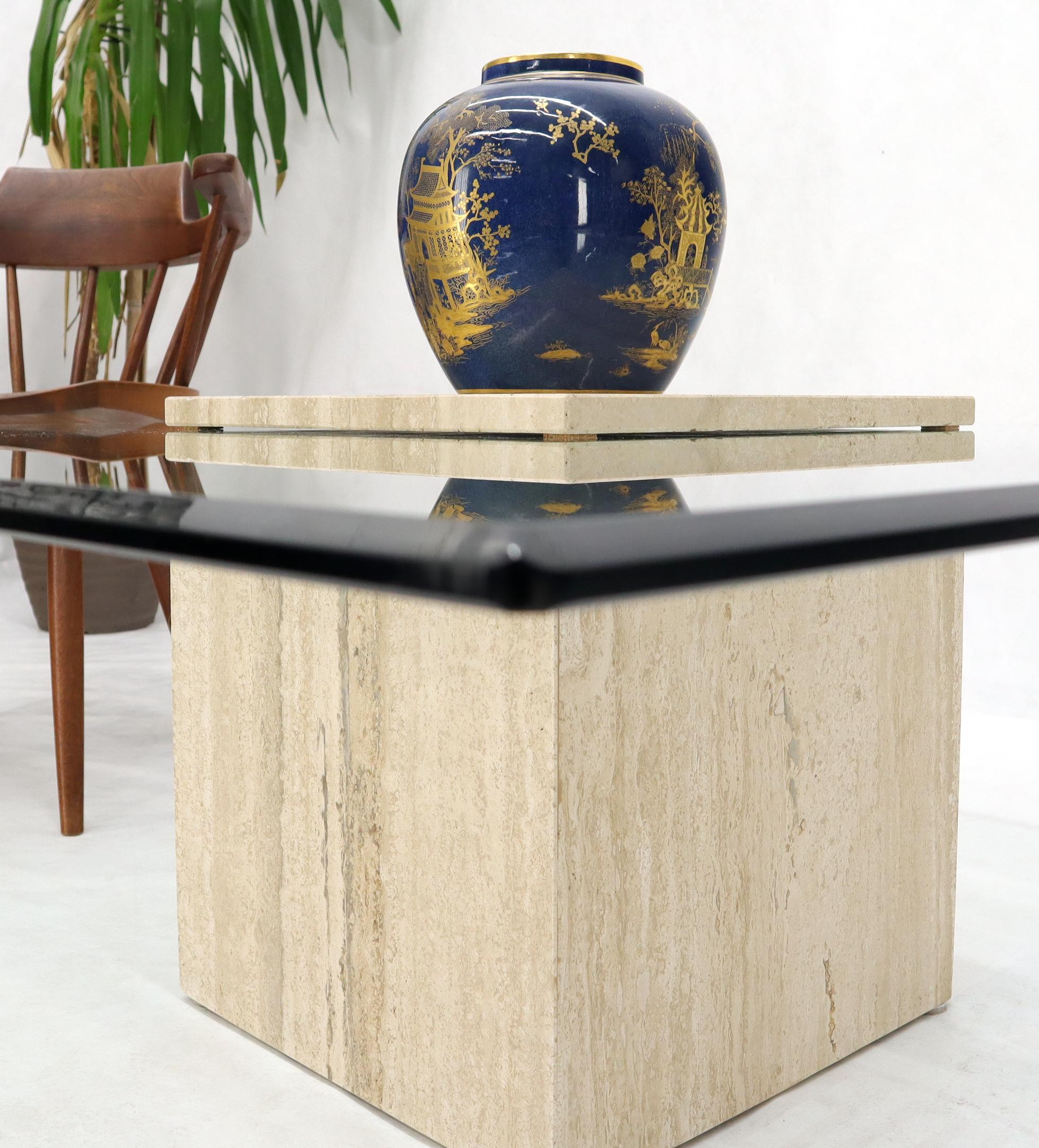 Verre Grande table basse carrée à base de travertin et plateau de verre en vente