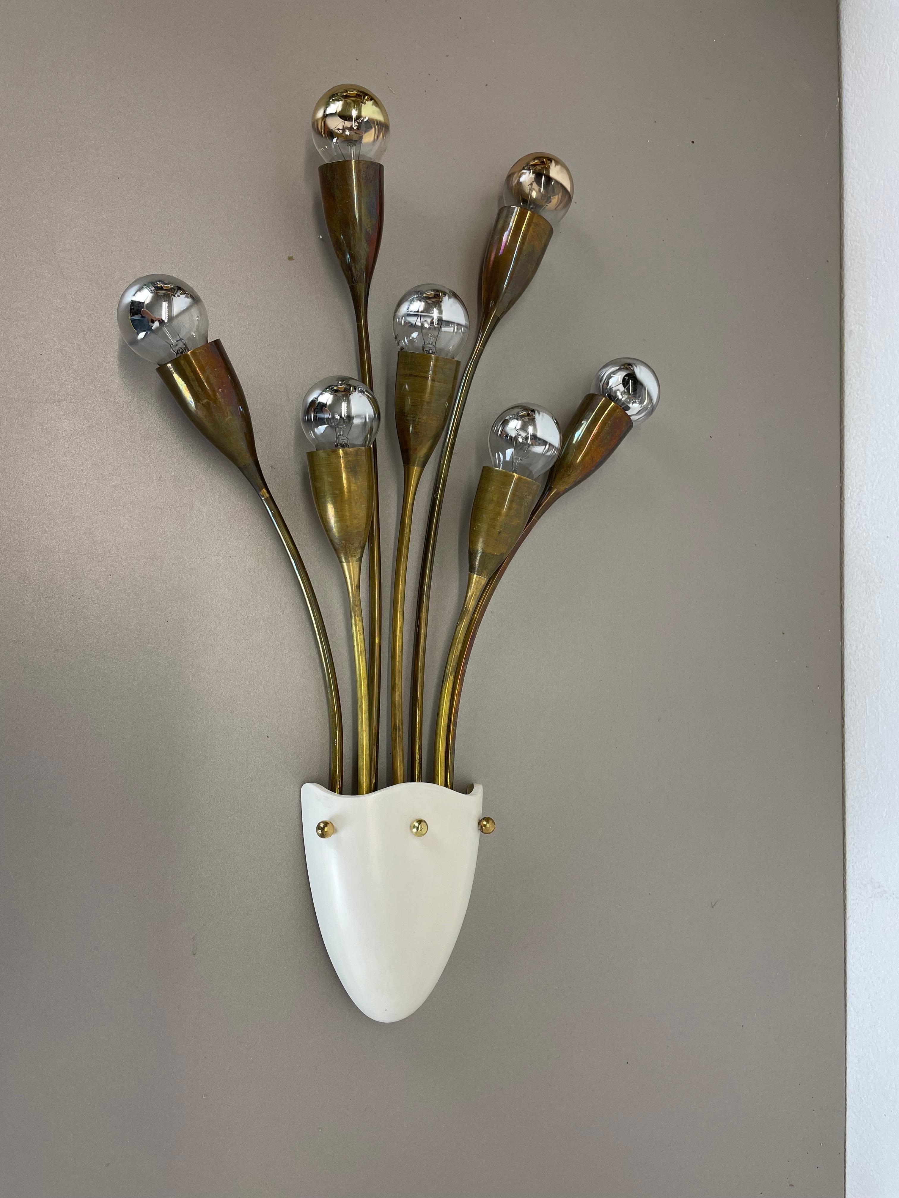 Articolo:

Applique da parete in ottone per teatro



Origine:

Italia



Età:

1950s


Questo set di luci moderniste è stato prodotto in Italia negli anni Cinquanta. È realizzata in ottone e metallo sull'elemento di fissaggio a parete. Presenta una
