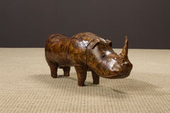 Grand tabouret Rhino en cuir de 109,22 cm par Dimitri Omersa pour Abercrombie & Fitch, signé