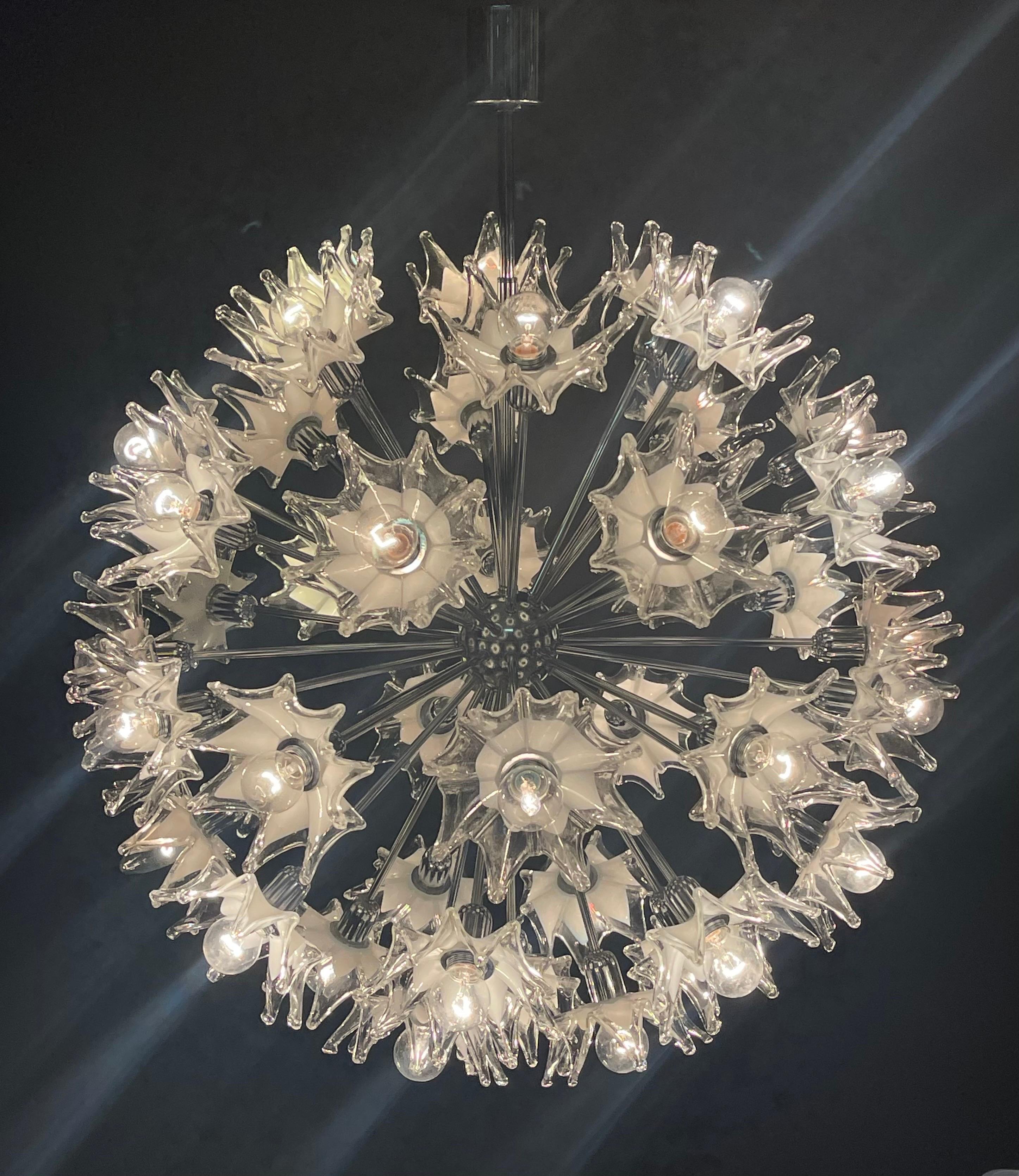 Milieu du XXe siècle  Grand lustre Spoutnik en verre de Murano à boules pointues 43, de Mazzega, années 1960 en vente