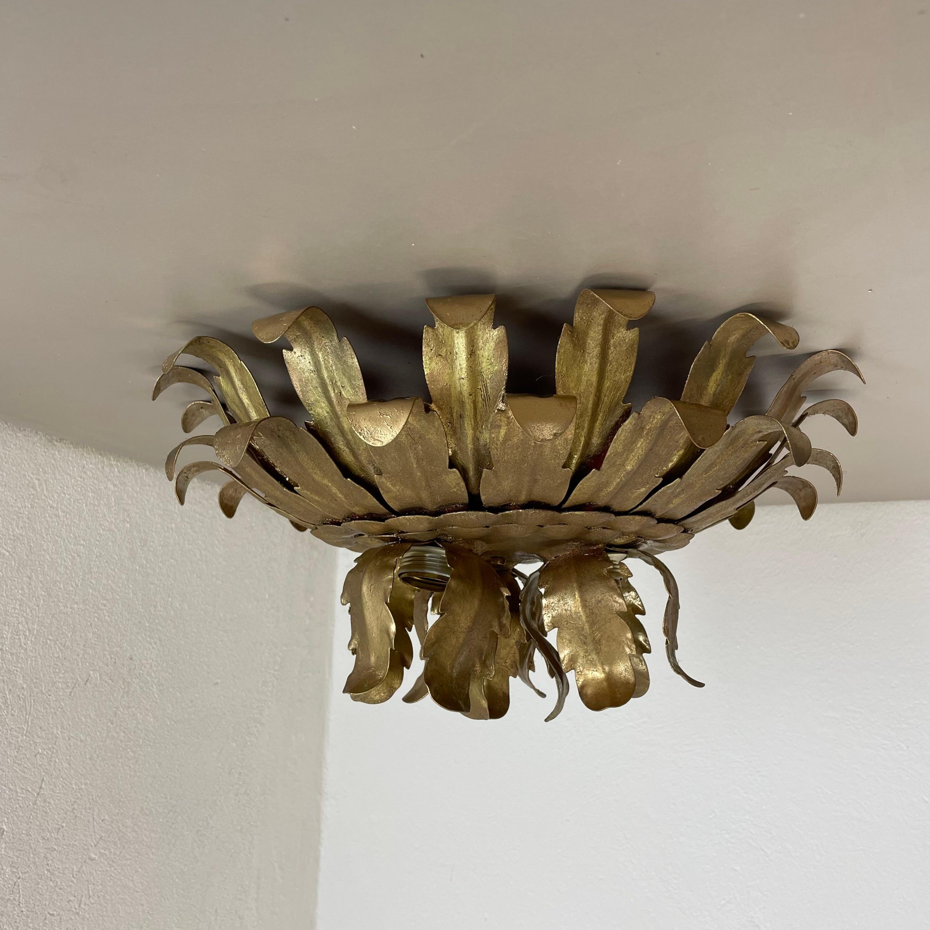 Article:

ceiling light flush mount, can also be used as wall light 


Origin:

Italy



Age:

1960s



This modernist light was produced in Italy in the 1960s. It is made from solid metal in form of a blossom with leaf application elements