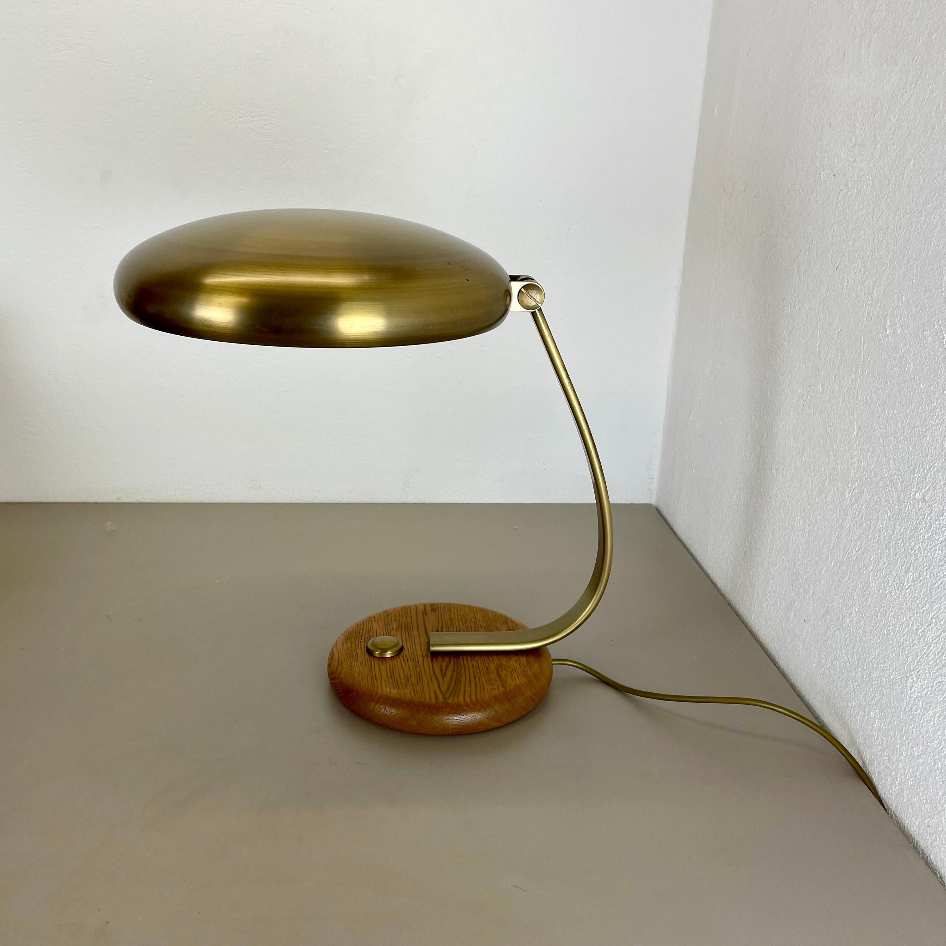 Mid-Century Modern Grande lampe de table de 44 cm en laiton et bois de chêne Made Temde Lights, Allemagne, années 1970 en vente