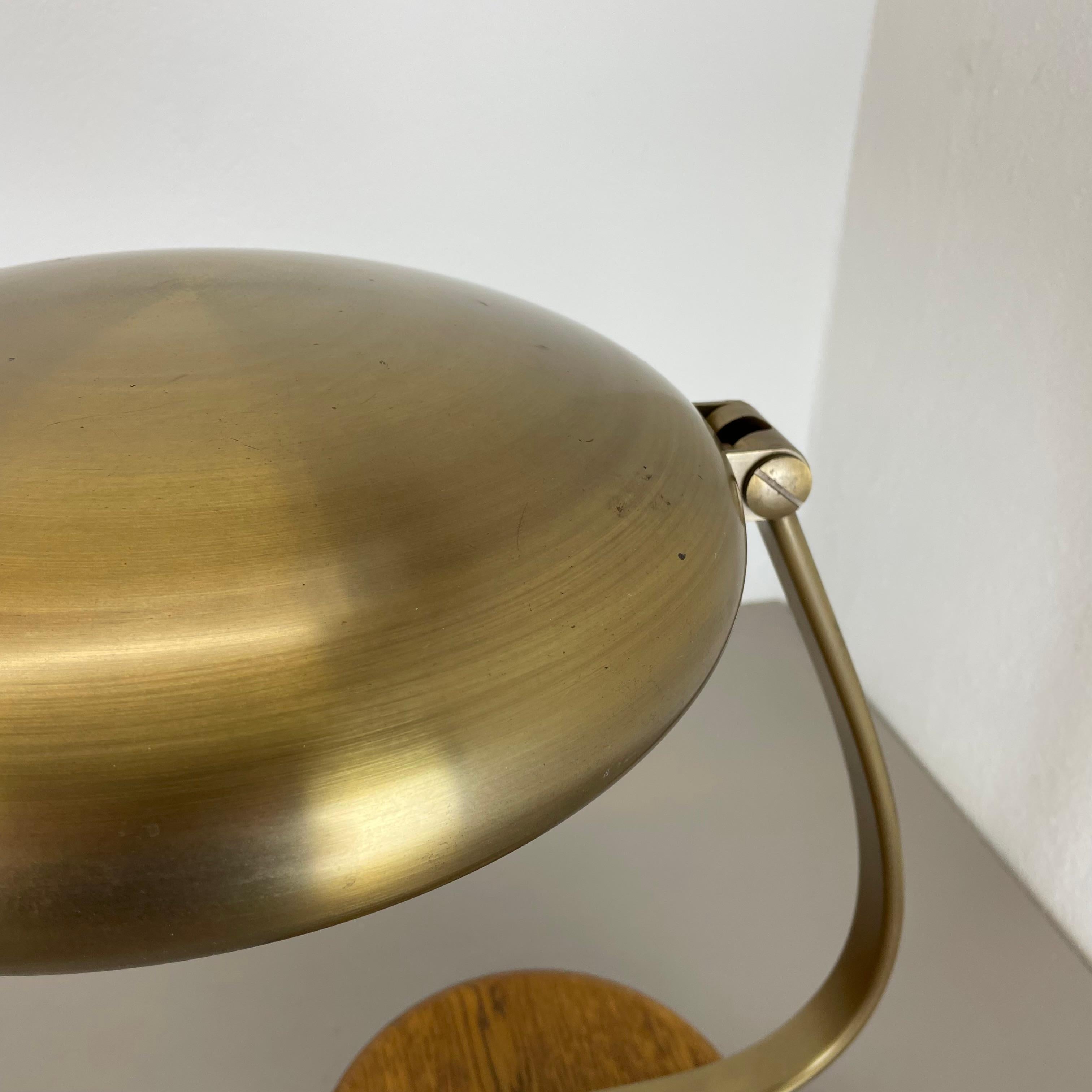 Large 44cm brass and oak wood Table Light Made Temde Lights, Germany, 1970s In Good Condition For Sale In Kirchlengern, DE
