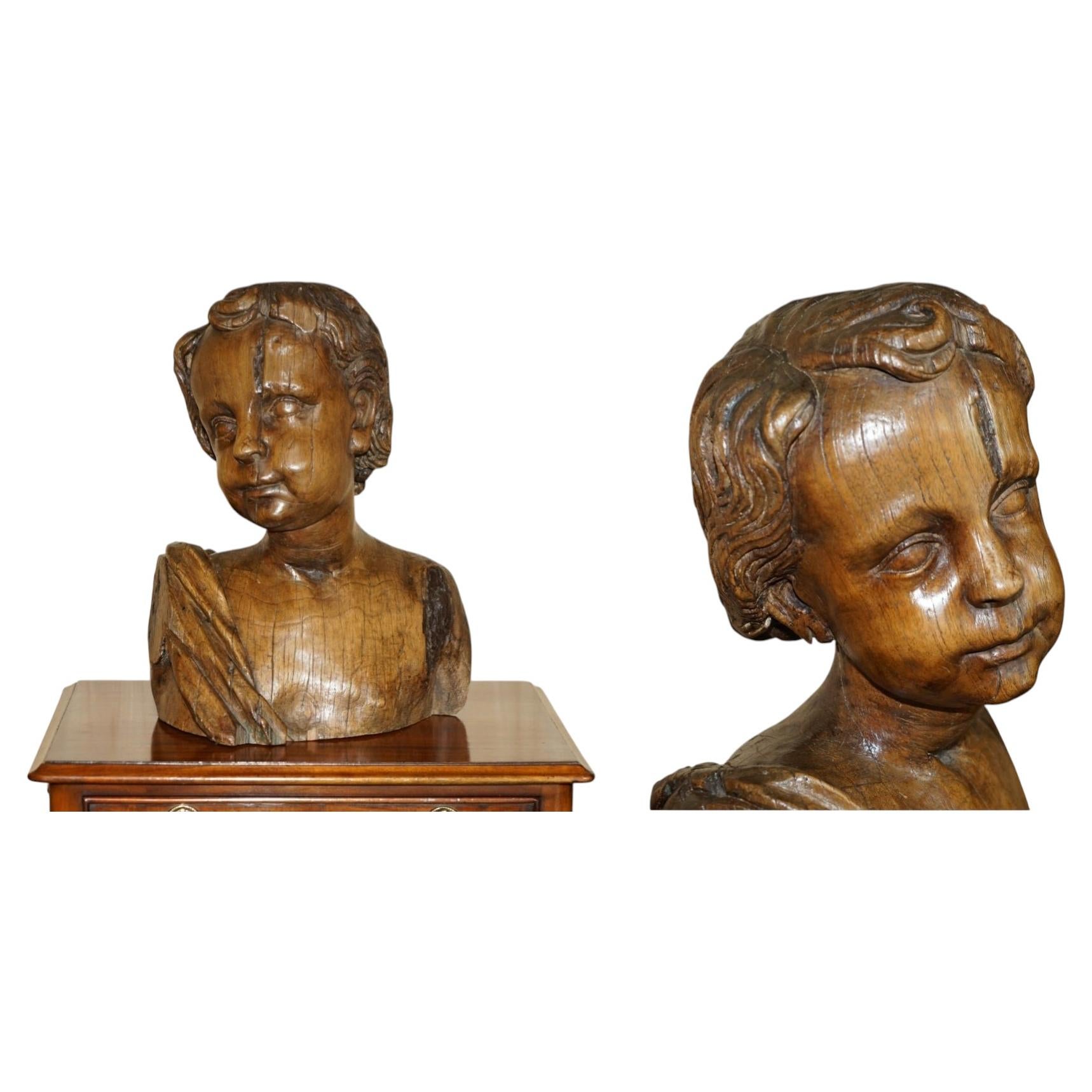 GRANDE STATUE ANTIQUE DE 45 CM DATANT DU XVIIIe SIÈCLE, REPRÉSENTANT UN CHÉRUBIN « PUTTI » SULPISÉ À LA MAIN AVEC SOIN en vente