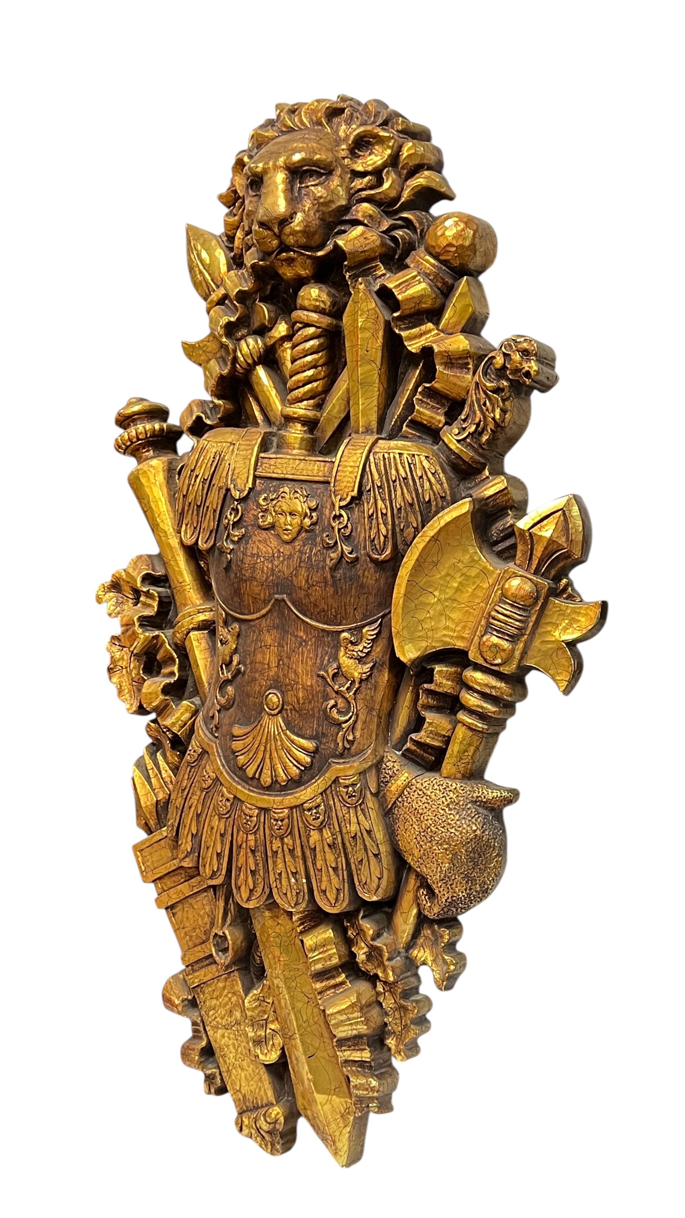 Grande (46 x 25 x 4 pouces) sculpture murale héraldique du milieu du siècle (années 1980 à 1970) de style médiéval anglo-saxon représentant une cuirasse de chevalier, une hache de guerre, une épée et un carquois de flèches, le tout surmonté d'un