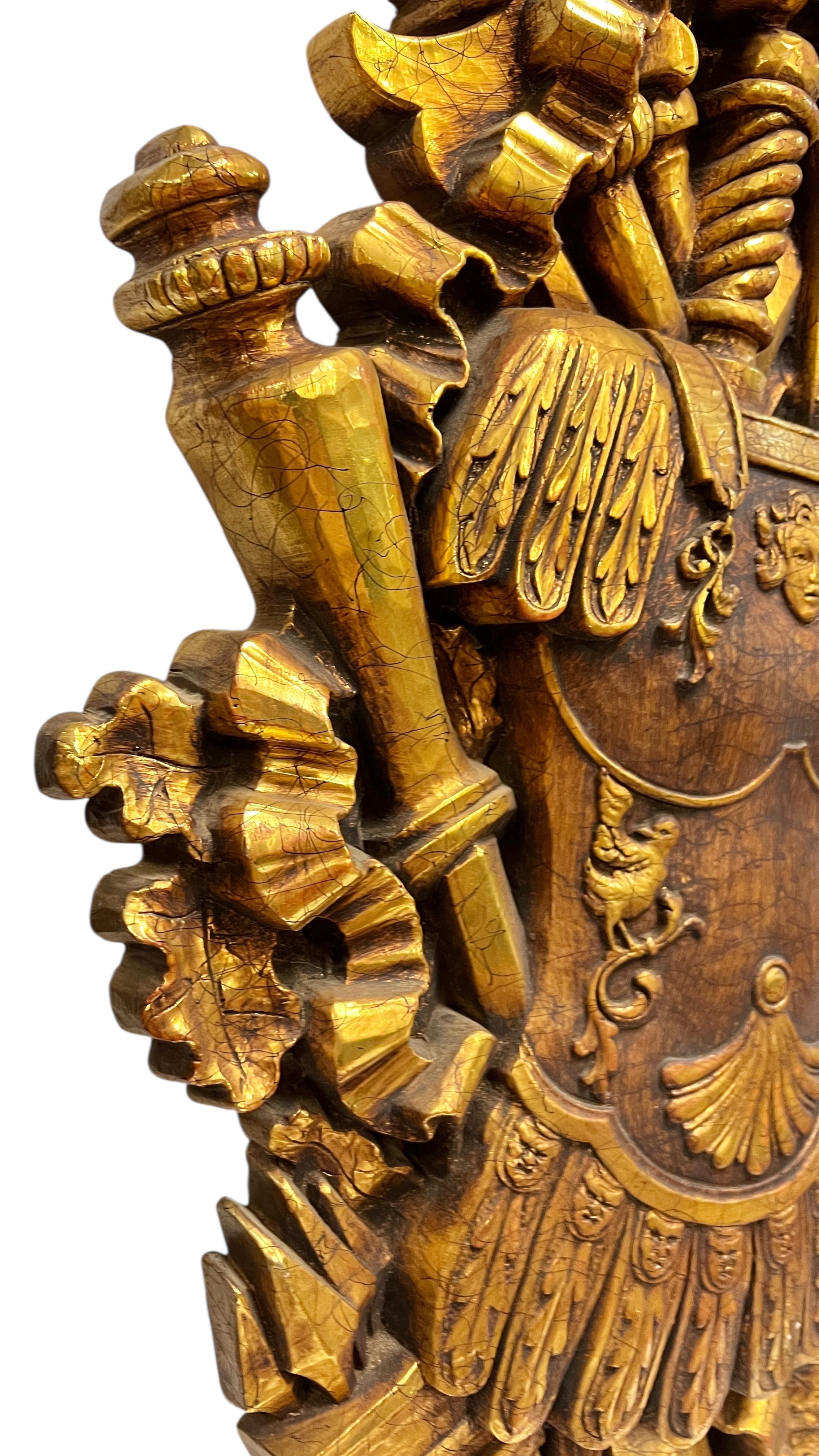 Grande (46 pouces) Sculpture murale médiévale du milieu du siècle avec armoiries de chevalier héraldique Bon état - En vente à New York, NY