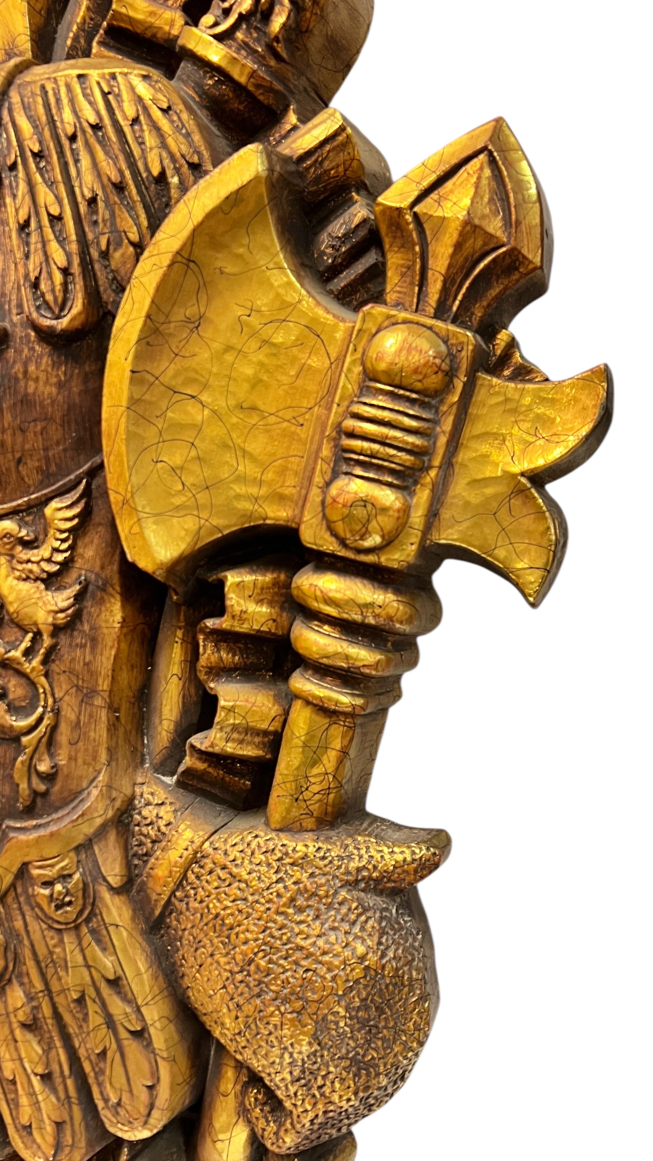 20ième siècle Grande (46 pouces) Sculpture murale médiévale du milieu du siècle avec armoiries de chevalier héraldique en vente