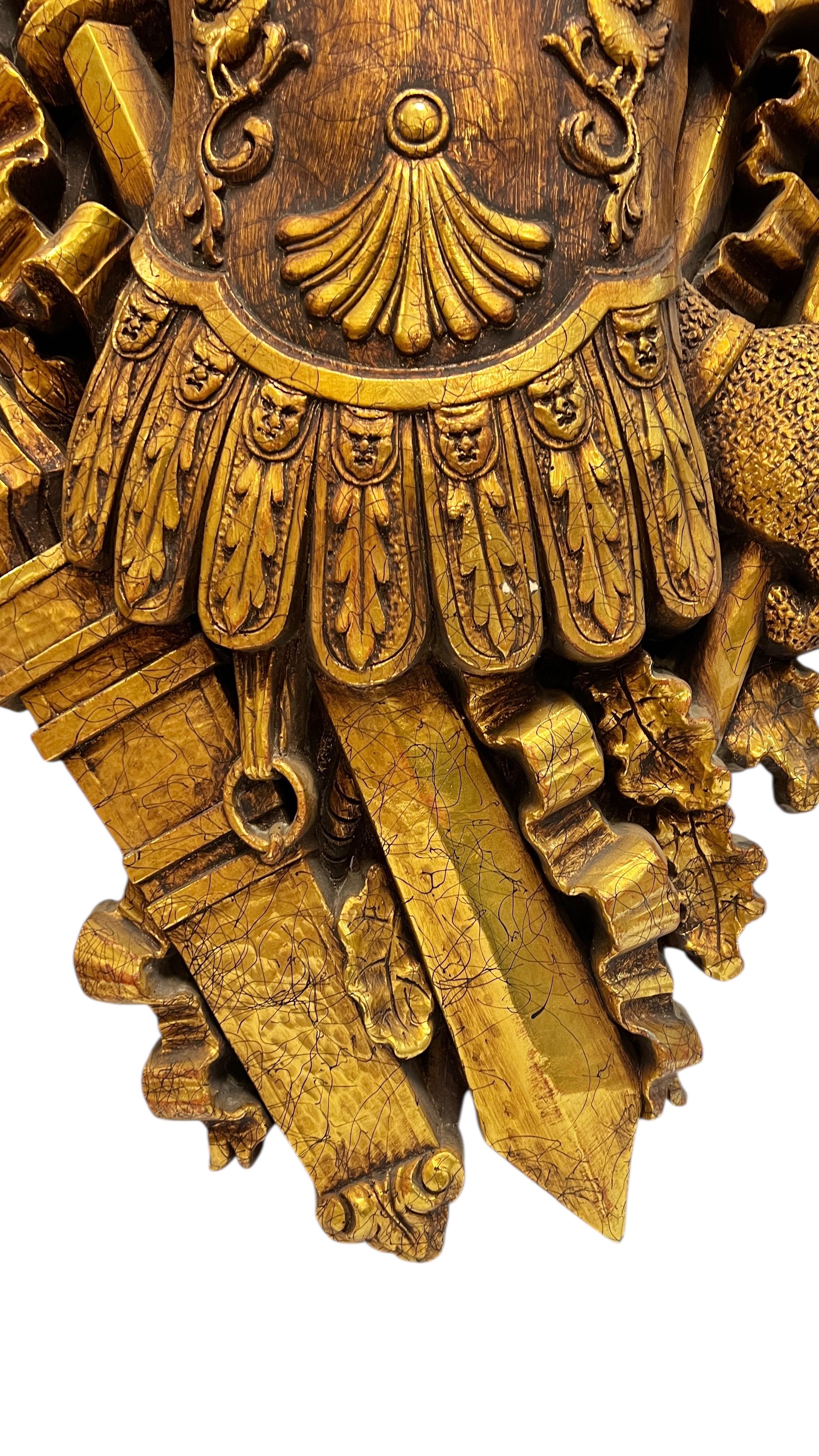 Composition Grande (46 pouces) Sculpture murale médiévale du milieu du siècle avec armoiries de chevalier héraldique en vente