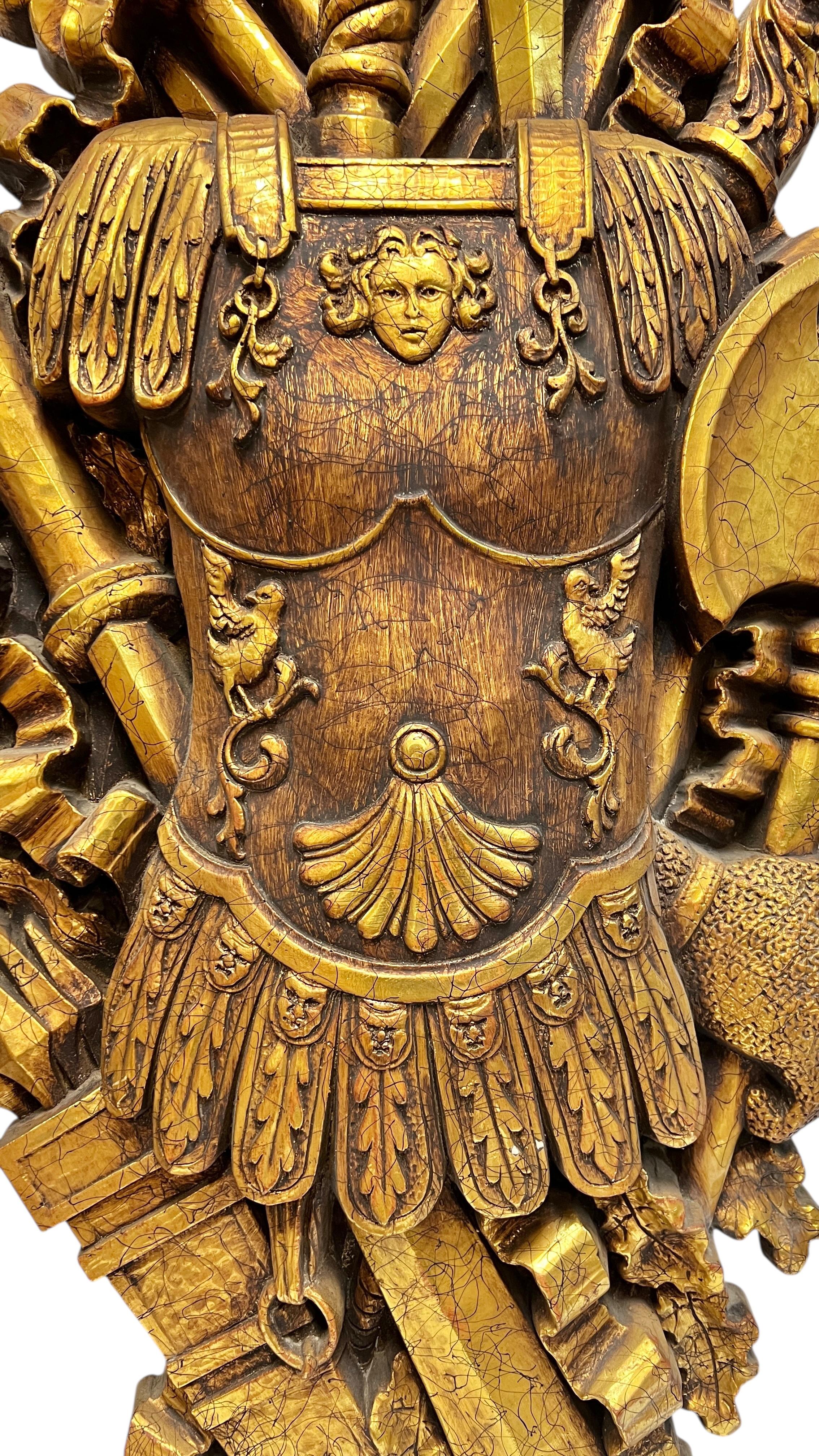 Grande (46 pouces) Sculpture murale médiévale du milieu du siècle avec armoiries de chevalier héraldique en vente 1