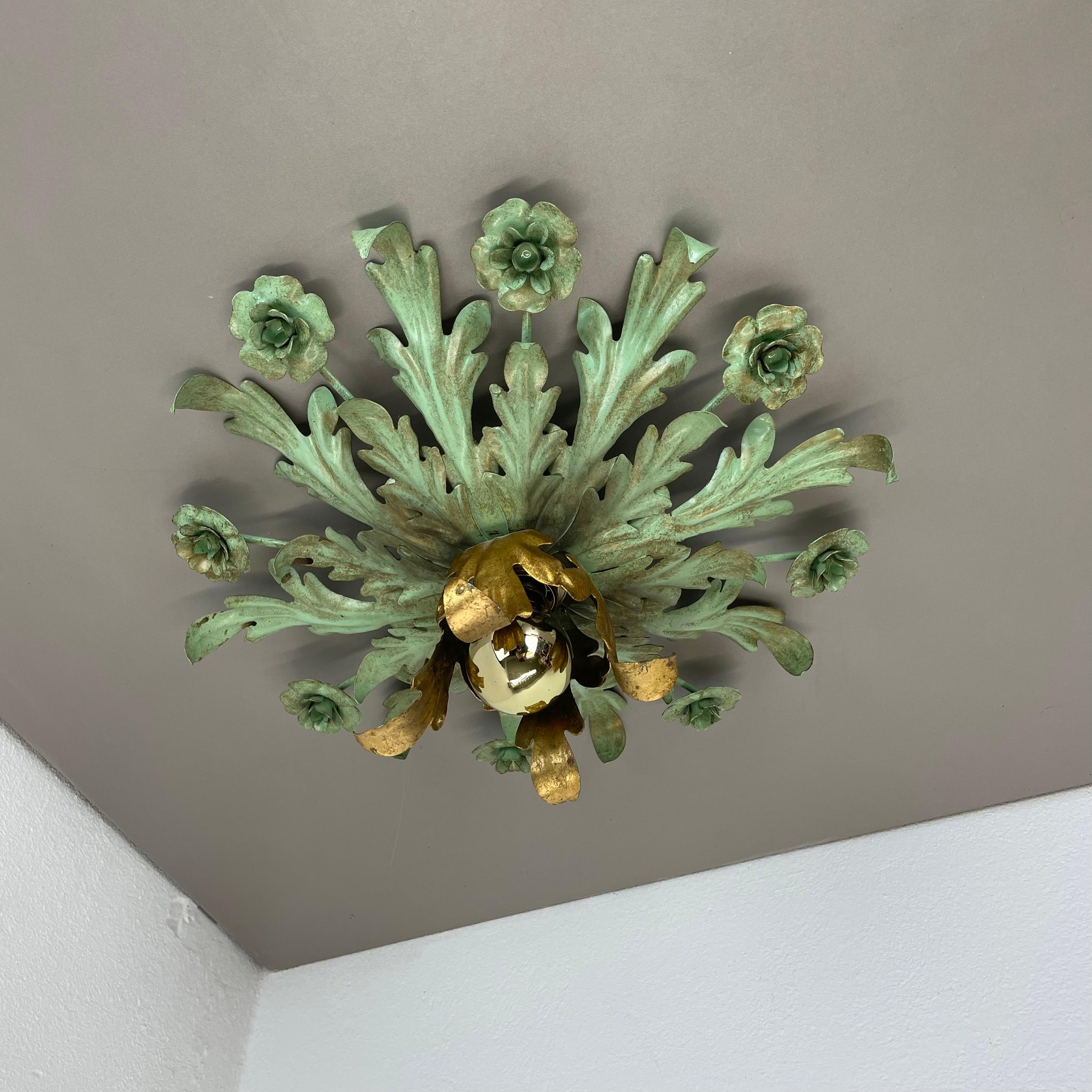 Artículo:

aplique de techo empotrable, también se puede utilizar como aplique de pared 


Origen:

Italia



La edad:

1960s



Esta lámpara modernista fue fabricada en Italia en la década de 1960 por Banci Firenze. Está hecho de metal macizo en