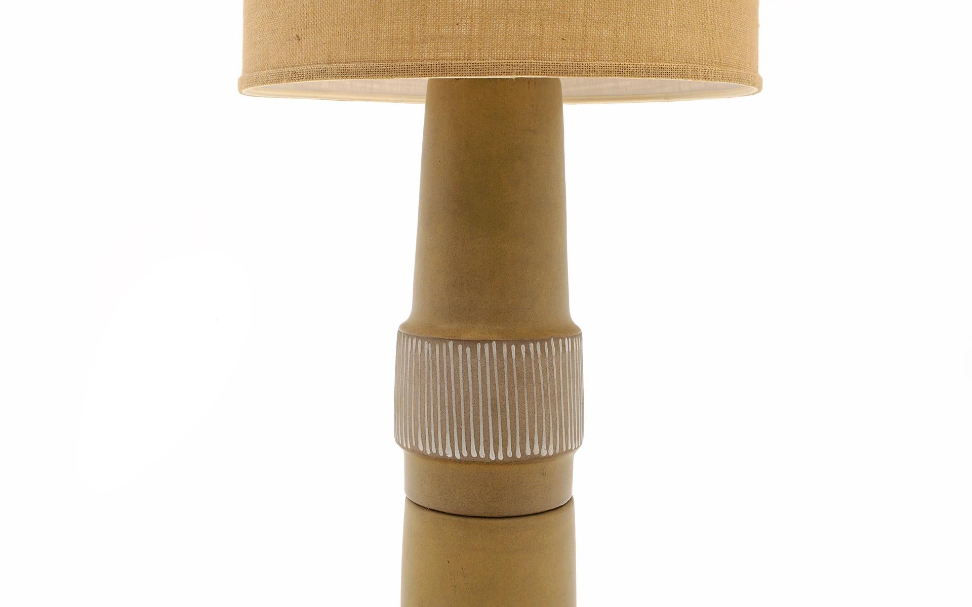 Américain Grande lampe de table / lampadaire en céramique Jane & Gordon Martz de 47 pouces.  Complètement original. en vente