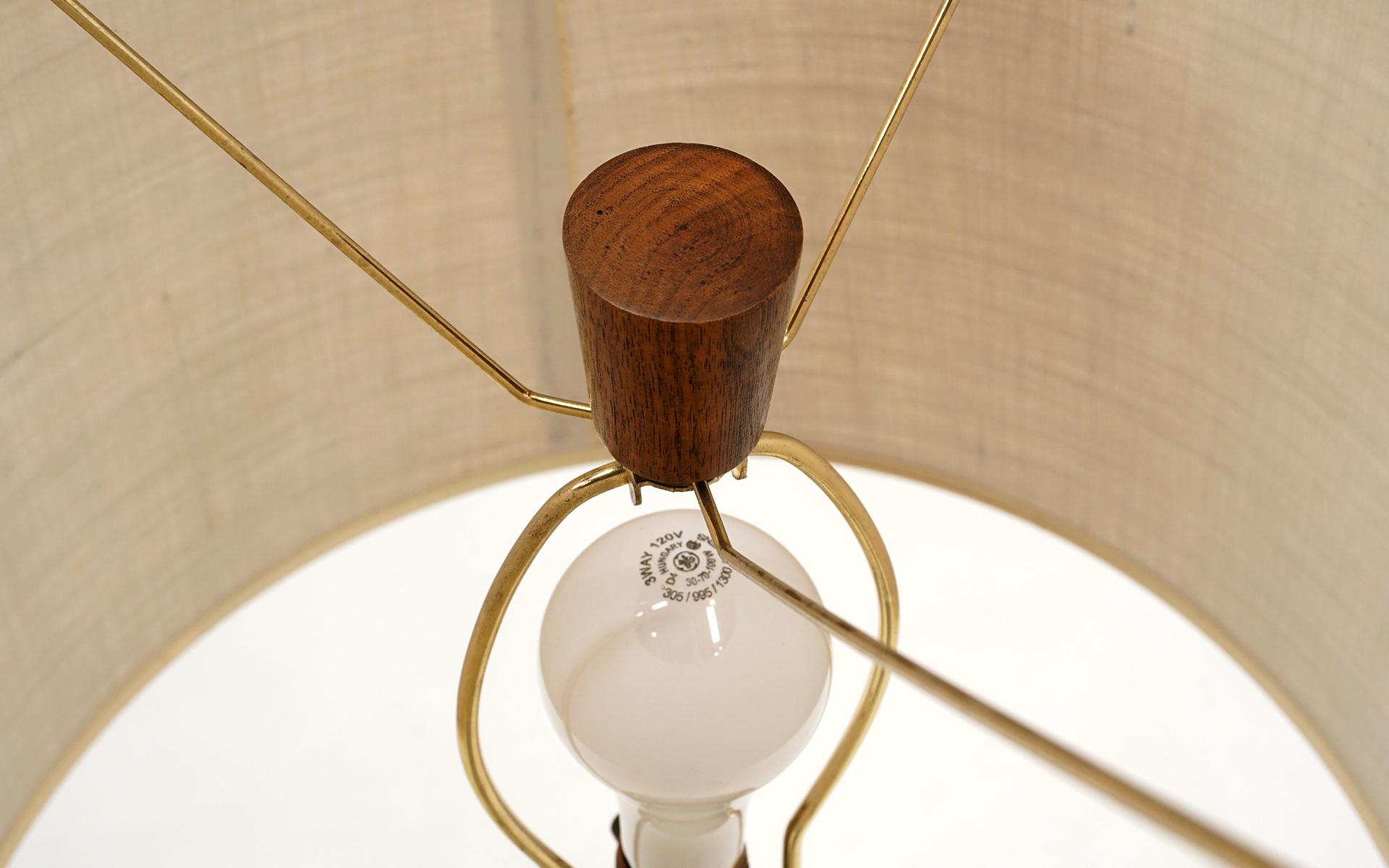 Noyer Grande lampe de table / lampadaire en céramique Jane & Gordon Martz de 47 pouces.  Complètement original. en vente