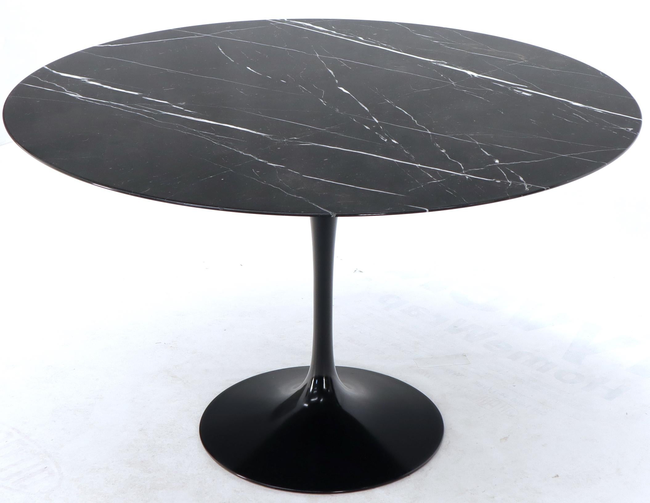 Mid-Century Modern Saarinen for Knoll round dining table. Like new condition. Measure: 48”.