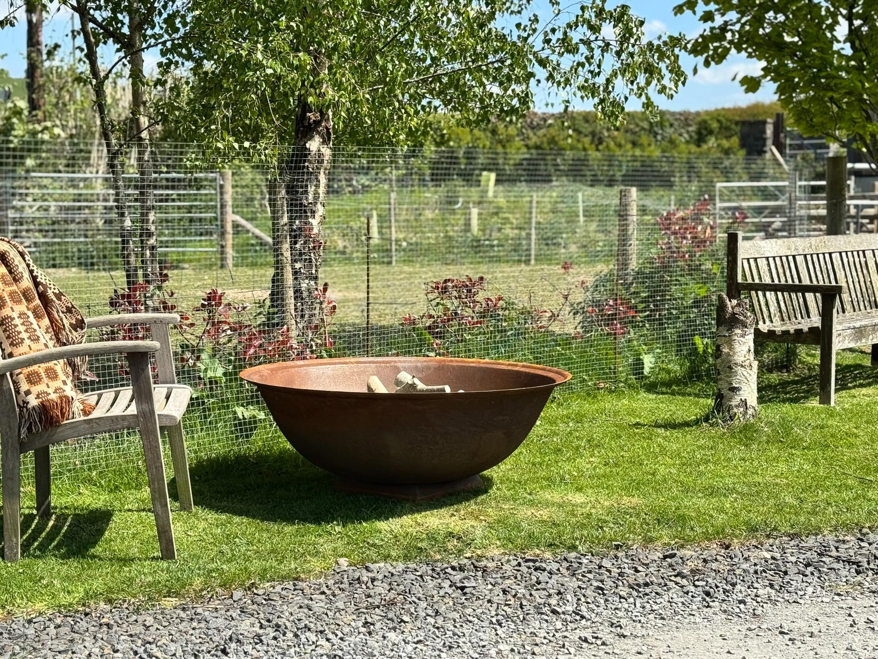 Large 4ft Natural Cast Iron Garden Fire Pit with a Rust Patina For Sale 7