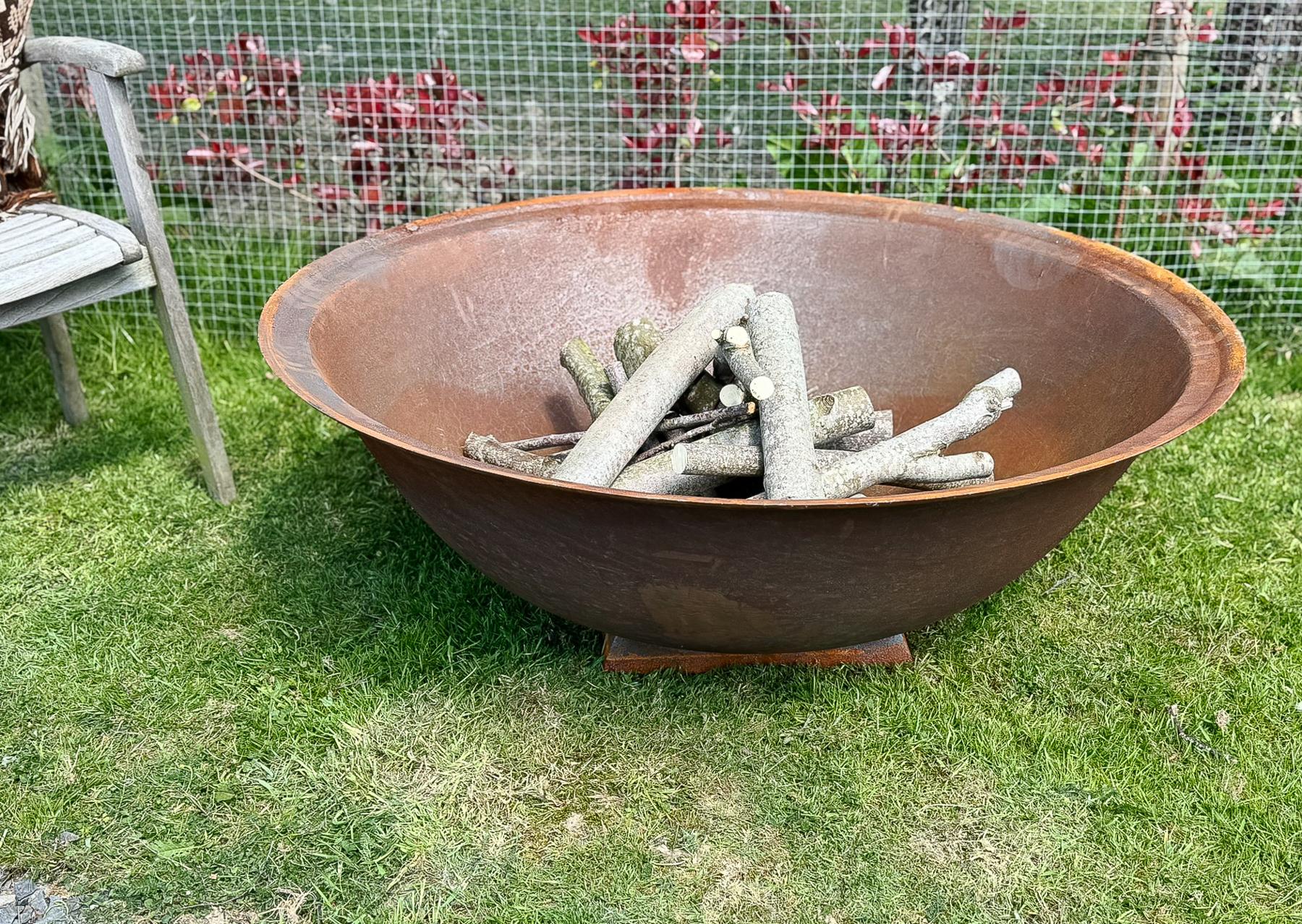 Large 4ft Natural Cast Iron Garden Fire Pit with a Rust Patina In Good Condition For Sale In Llanbrynmair, GB