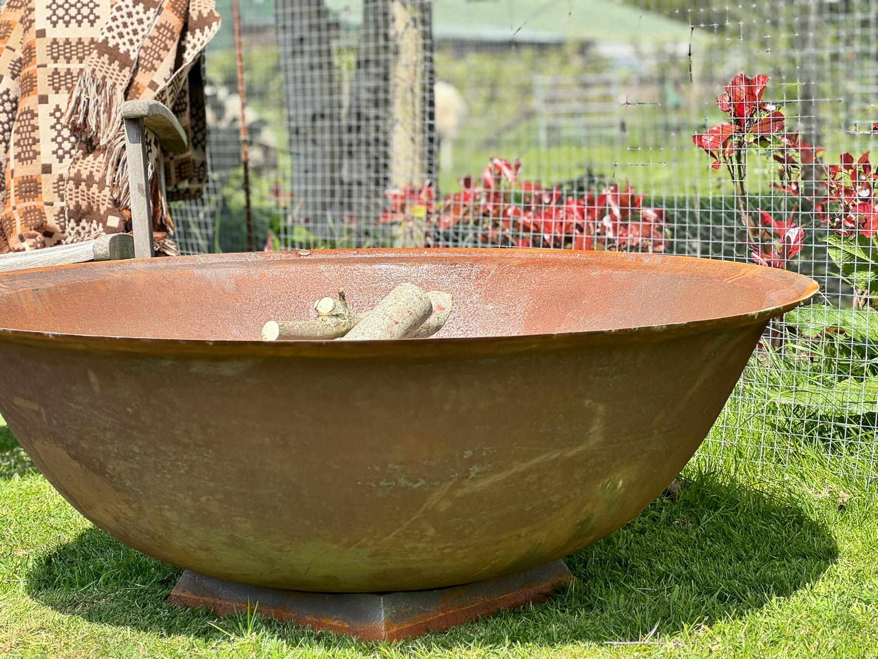 Large 4ft Natural Cast Iron Garden Fire Pit with a Rust Patina For Sale 4