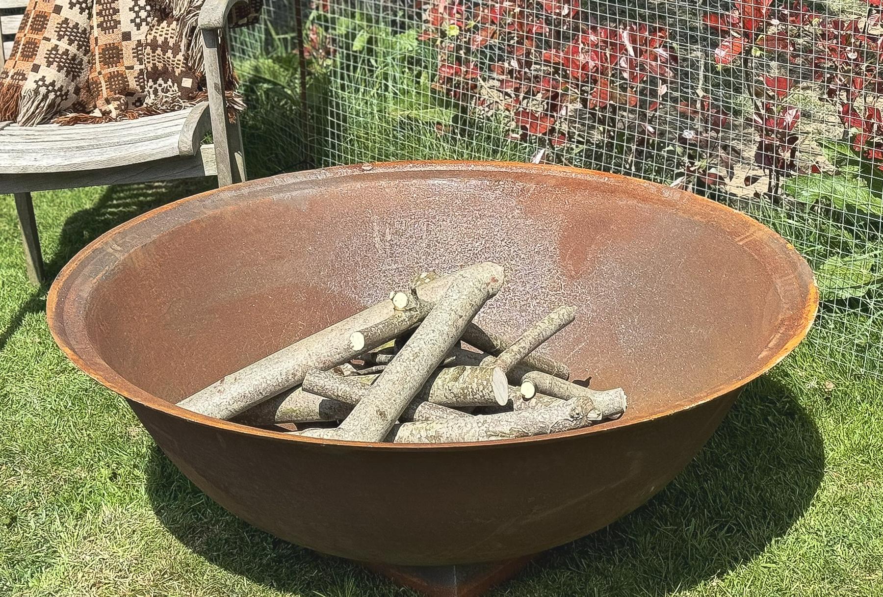Large 4ft Natural Cast Iron Garden Fire Pit with a Rust Patina For Sale 5