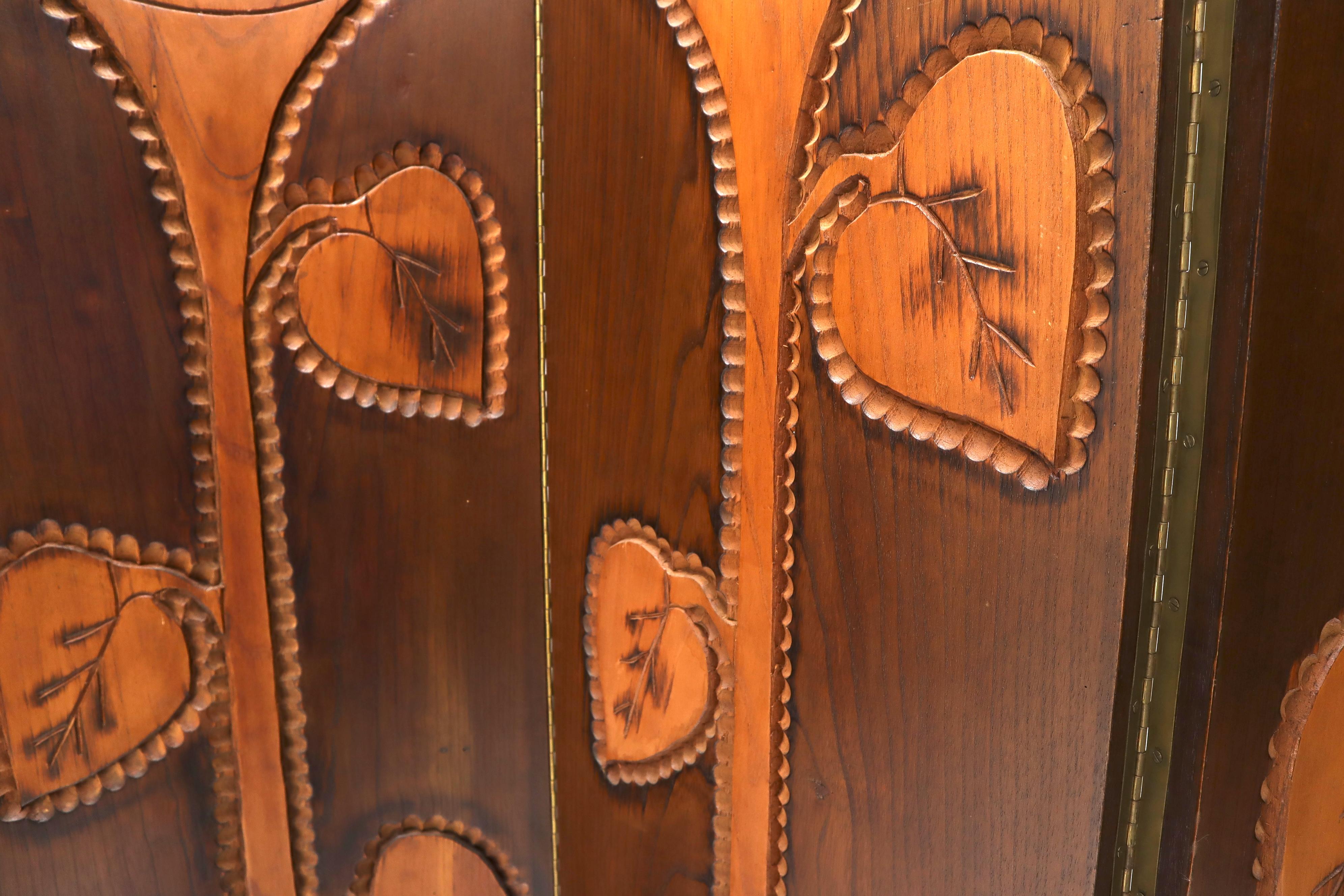 Großer zweiseitiger Raumteiler/ Raumteiler mit 5 Kunsttafeln aus gebranntem Holz mit Sonnenblume (20. Jahrhundert) im Angebot