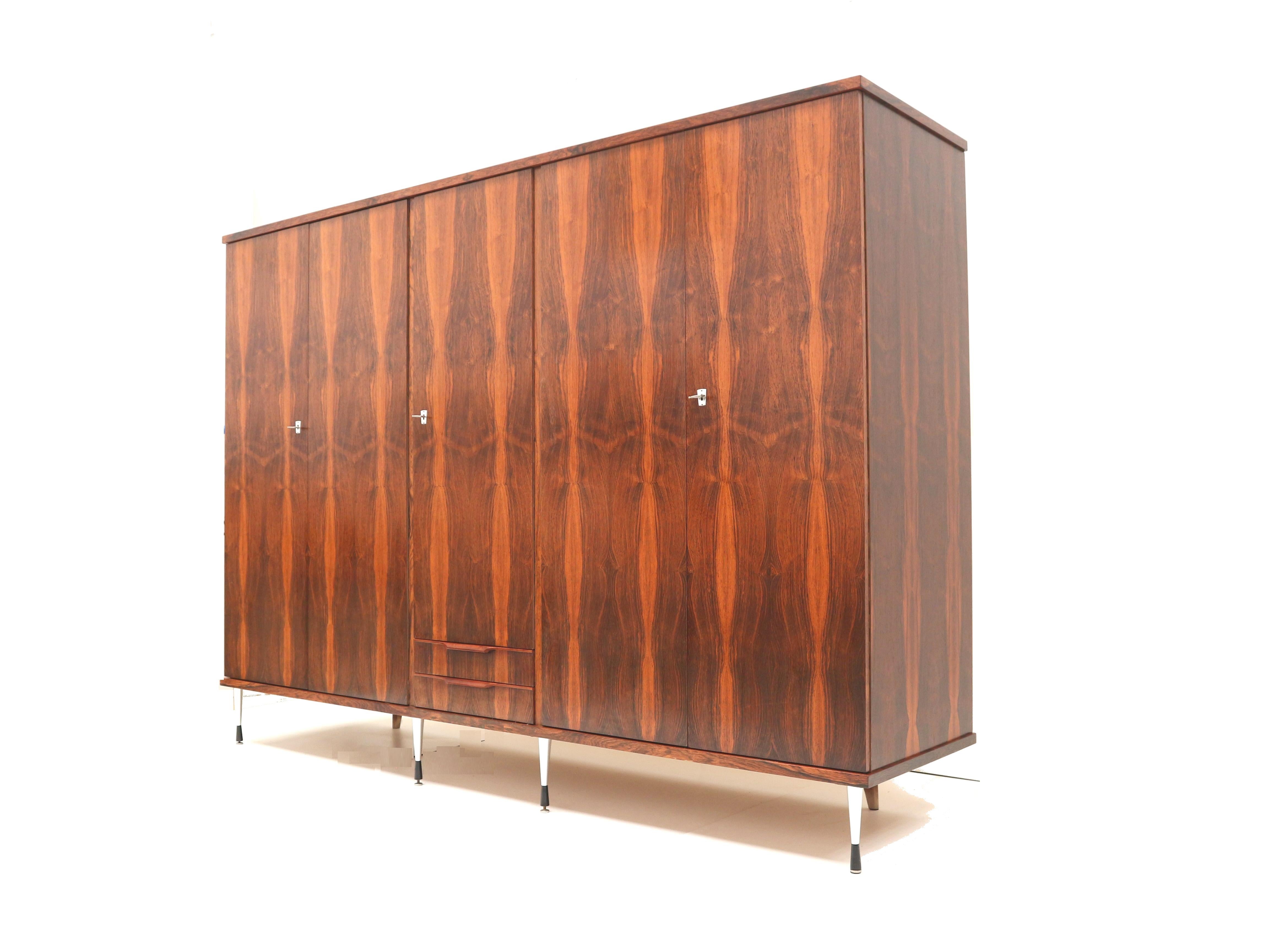 Large 5-door vintage wardrobe in rosewood with stylish adjustable legs In Good Condition For Sale In Breda, NB