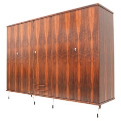 Gran armario vintage de 5 puertas en madera de palisandro con elegantes patas regulables