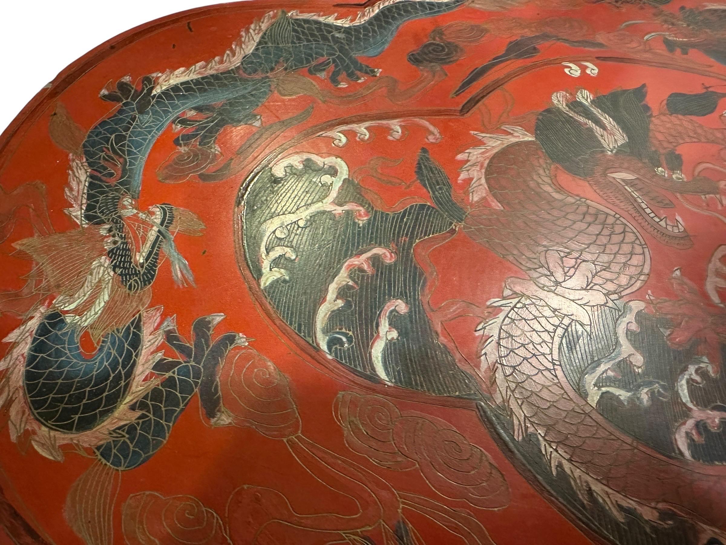 Grande boîte de rangement lobée en laque rouge chinoise ancienne 50CM avec dragons en vente 2