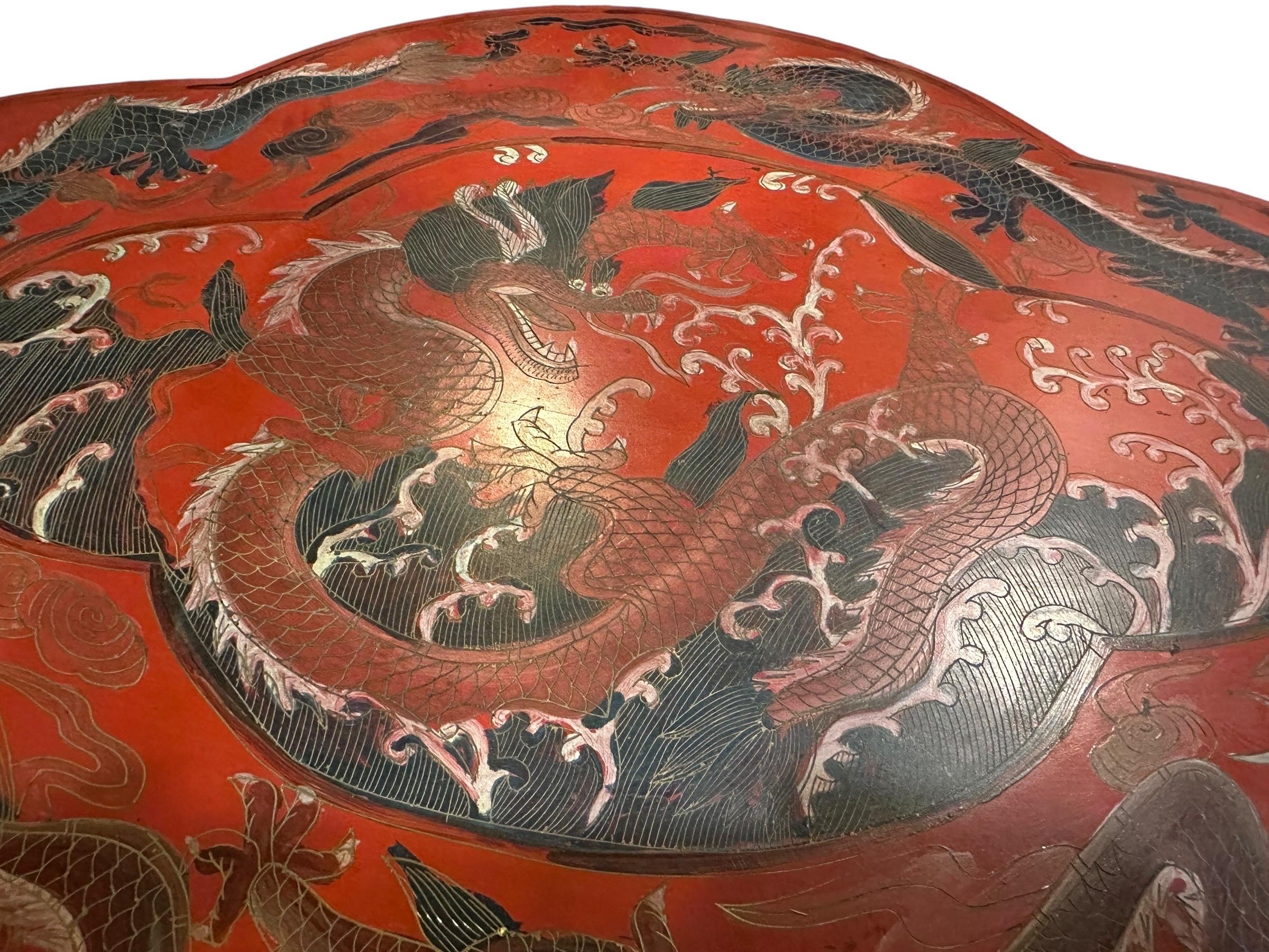 Grande boîte de rangement lobée en laque rouge chinoise ancienne 50CM avec dragons en vente 4